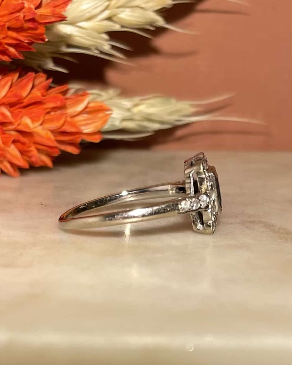 Bague Style Art - Déco Emeraude 0.45 carat & 22 Diamants "Madz" - Elliade Paris