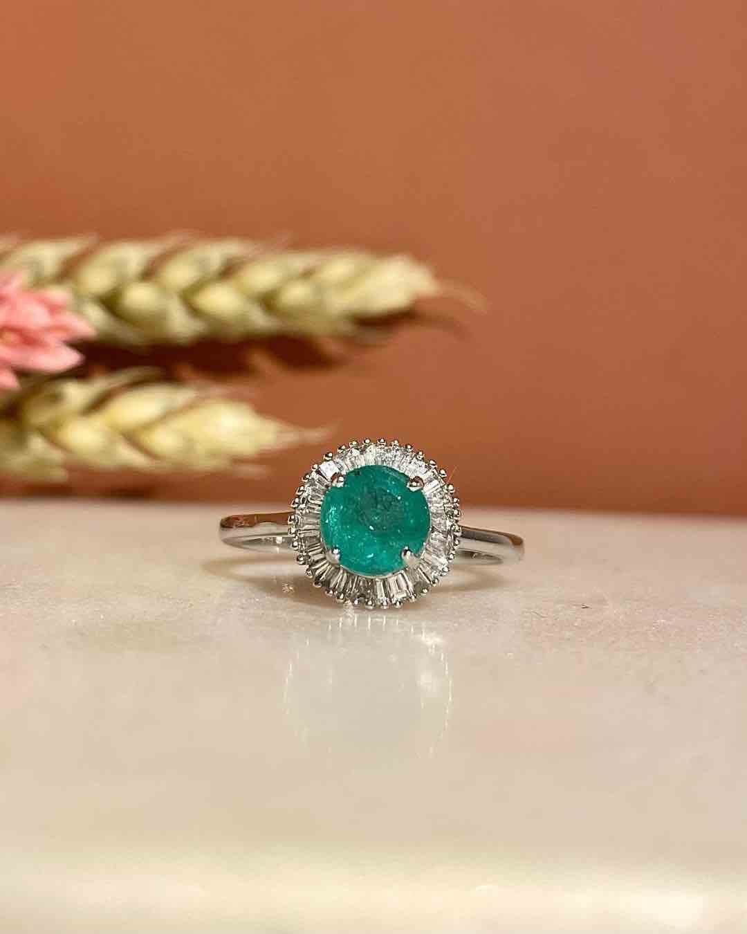 Bague Style Art - Déco Émeraude 0.80 carat & Diamants "Évélia" - Elliade Paris