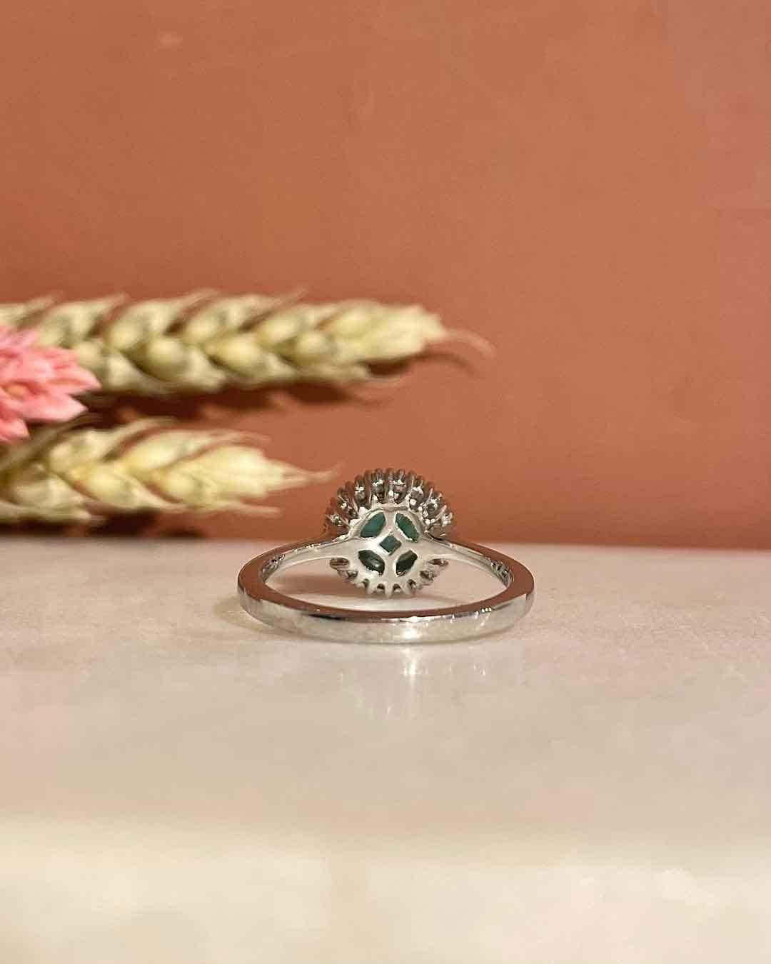 Bague Style Art - Déco Émeraude 0.80 carat & Diamants "Évélia" - Elliade Paris