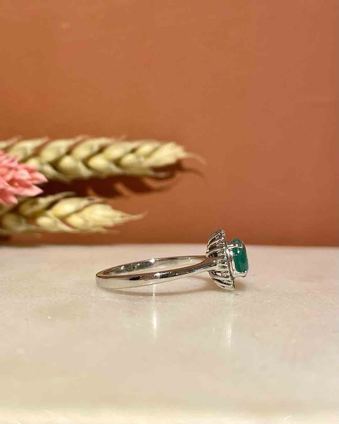 Bague Style Art - Déco Émeraude 0.80 carat & Diamants "Évélia" - Elliade Paris