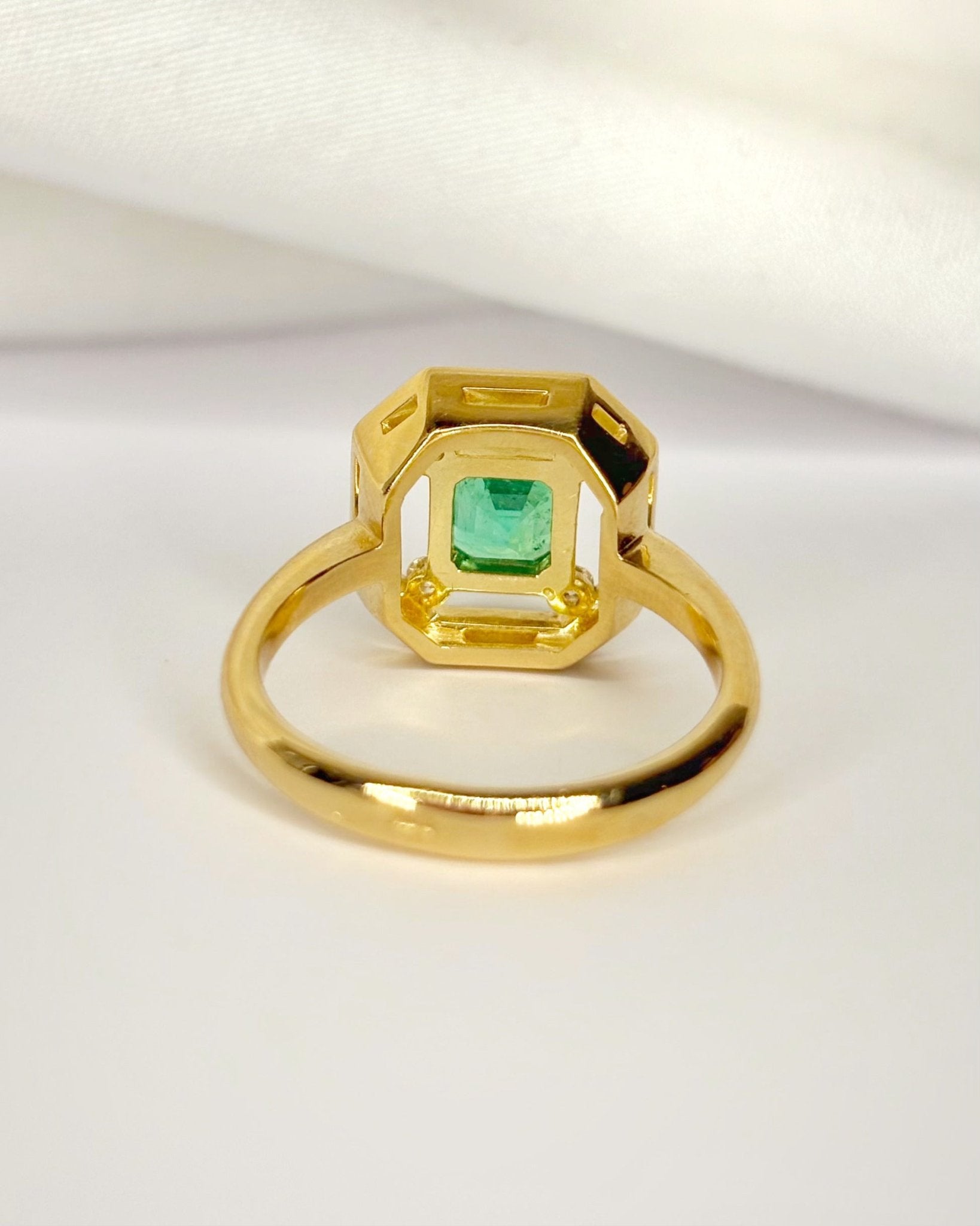 Bague Style Art Déco Émeraude 0.85 carat & Diamants 0.44 carat 5.43g "Philippa" - Elliade Paris