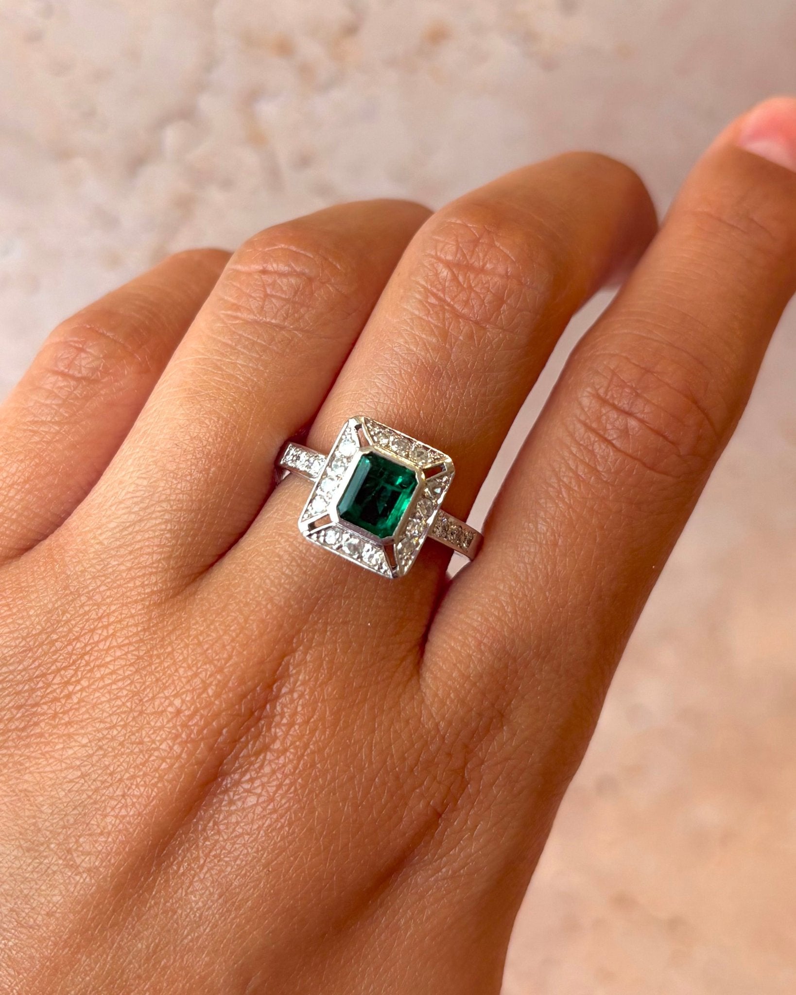 Bague Style Art-Déco Émeraude 0.90 carat & Diamants 0.50 carat "Viviana" - Elliade Paris