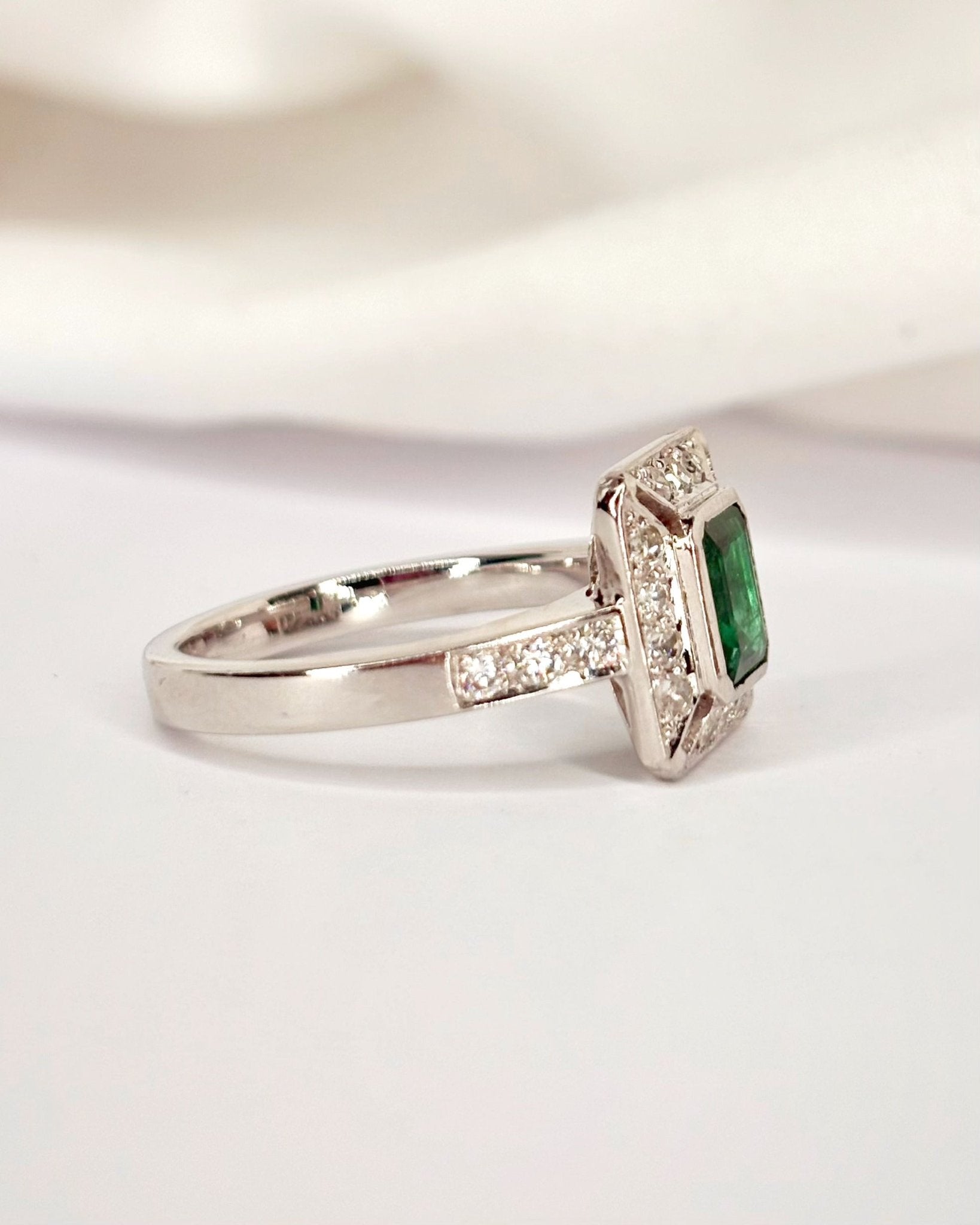 Bague Style Art-Déco Émeraude 0.90 carat & Diamants 0.50 carat "Viviana" - Elliade Paris