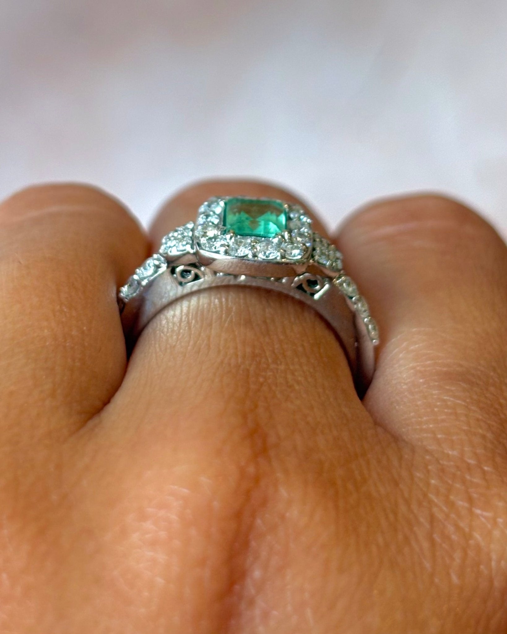 Bague Style Art-Déco Émeraude 0.90 carat & Diamants 0.52 carat "Malicia" - Elliade Paris
