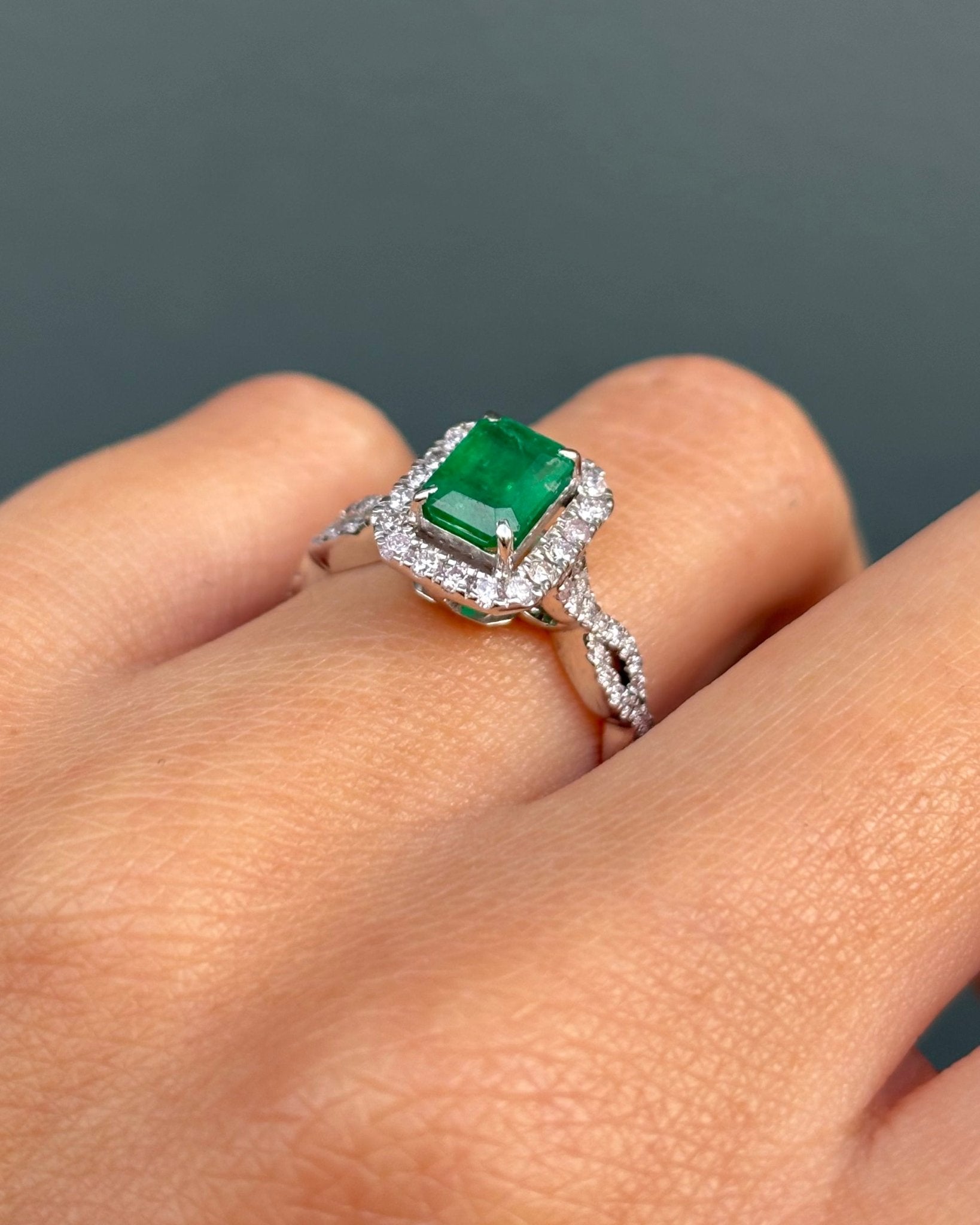 Bague Style Art déco Émeraude 1 carat & 66 Diamants "Nadège" - Elliade Paris