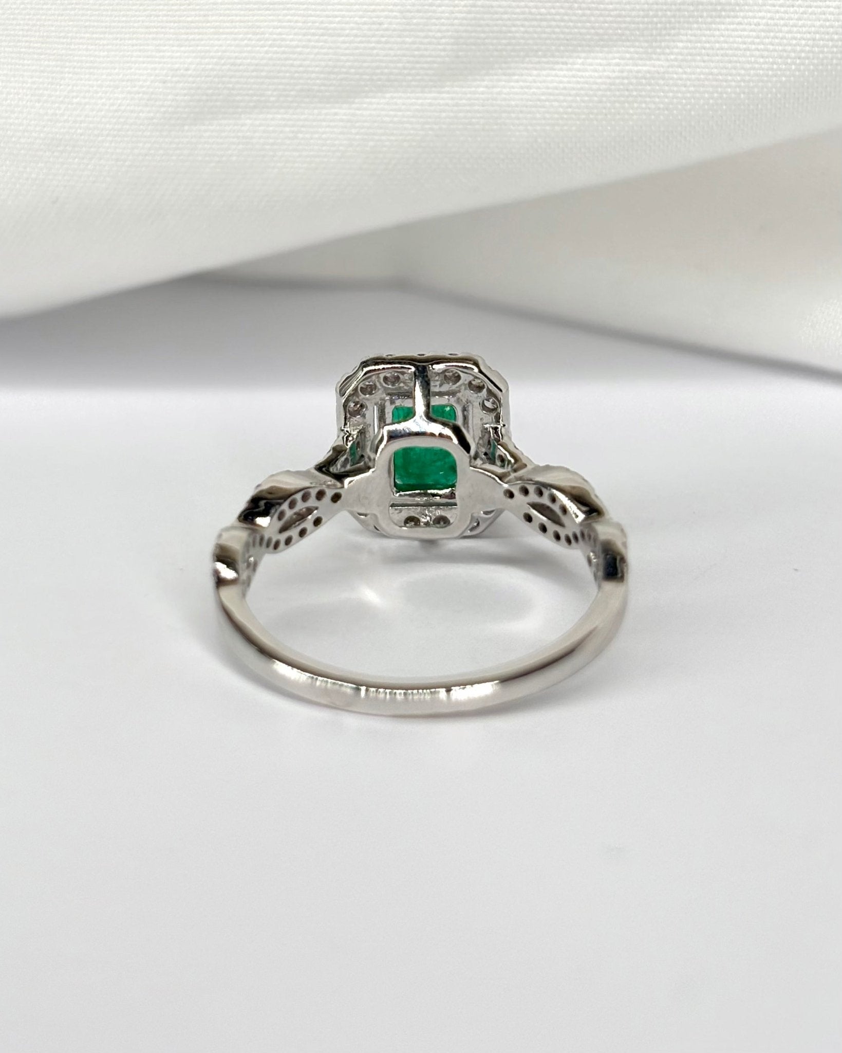 Bague Style Art déco Émeraude 1 carat & 66 Diamants "Nadège" - Elliade Paris