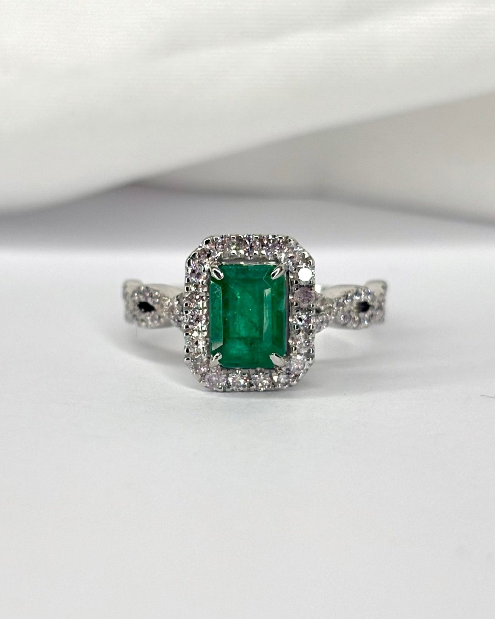 Bague Style Art déco Émeraude 1 carat & 66 Diamants "Nadège" - Elliade Paris