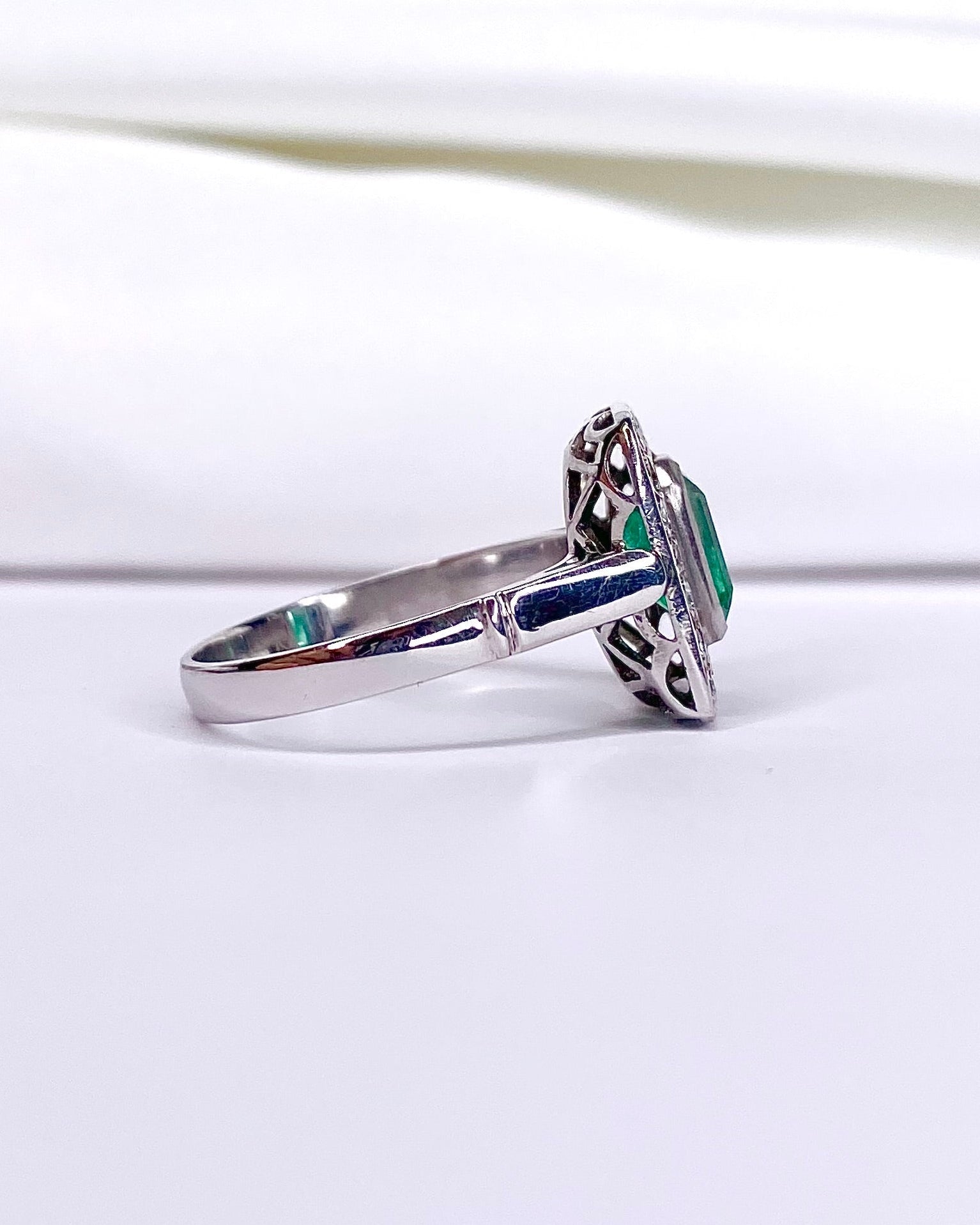 Bague Style Art Déco Émeraude 1.46 carat & Diamants "Audrey" - Elliade Paris