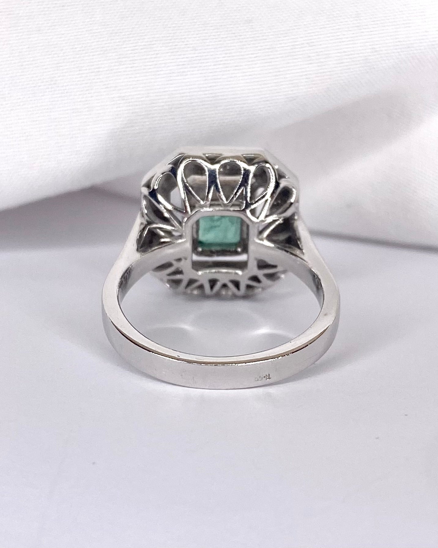 Bague Style Art Déco Émeraude 1.50 carat, Diamants 0.68 carat & Or 7.72g "Alaïa" - Elliade Paris