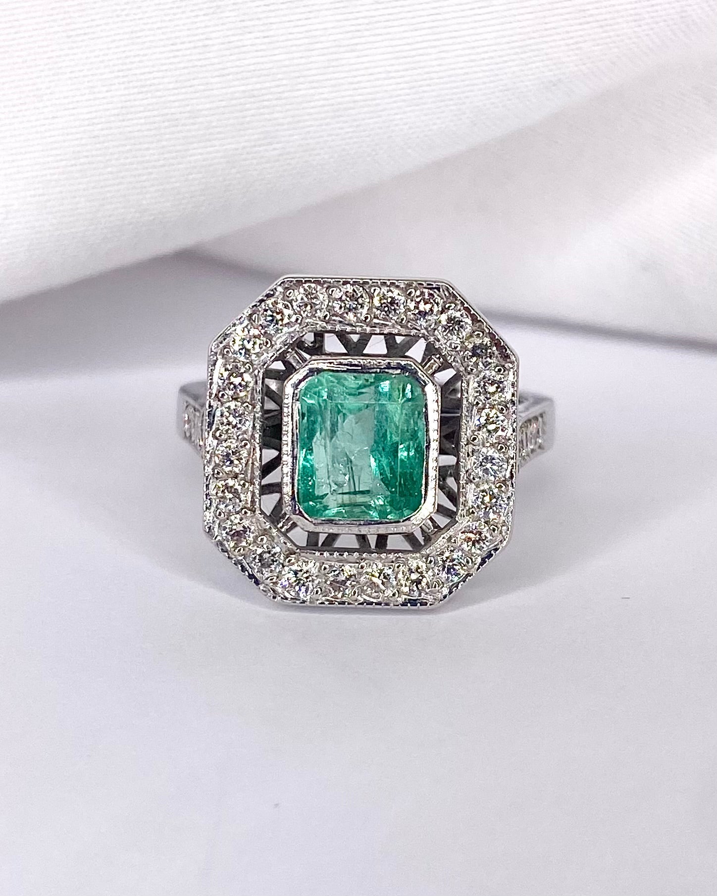 Bague Style Art Déco Émeraude 1.50 carat, Diamants 0.68 carat & Or 7.72g "Alaïa" - Elliade Paris