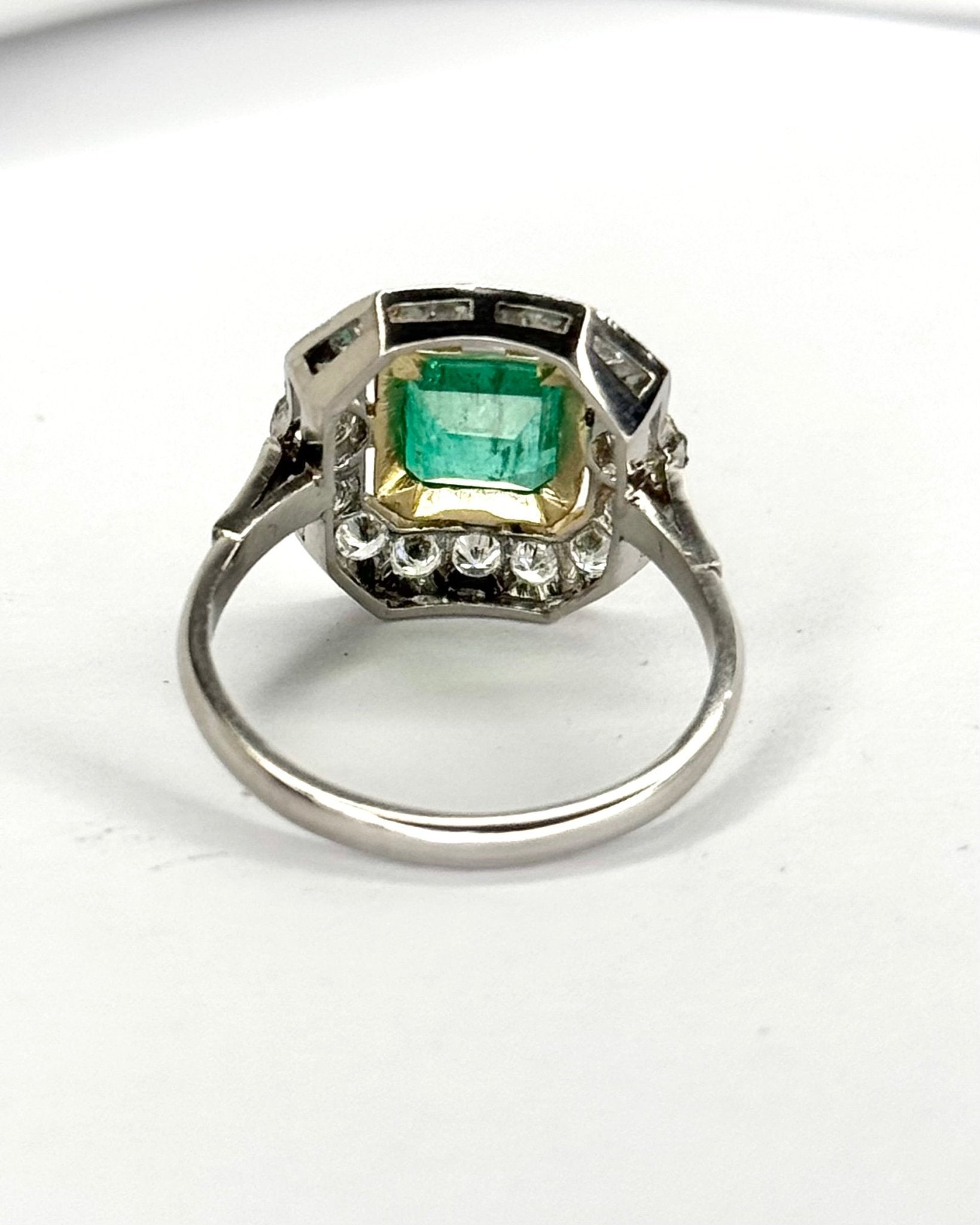 Bague Style Art-Déco Émeraude 1.96 carat & Diamants 0.88 carat "Audrey" - Elliade Paris