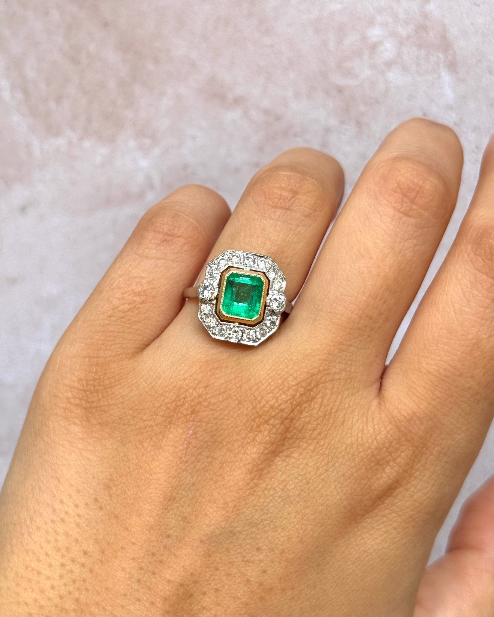 Bague Style Art-Déco Émeraude 1.96 carat & Diamants 0.88 carat "Audrey" - Elliade Paris