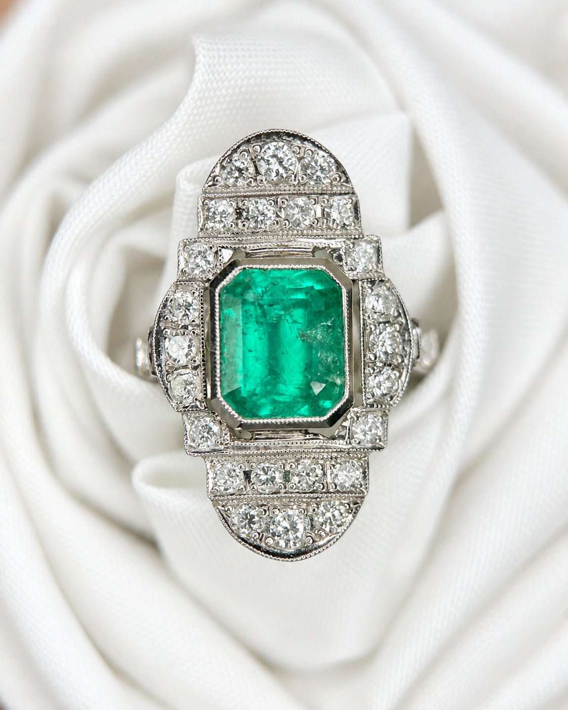 Bague Style Art-Déco Émeraude 2 carats & Diamants 0.60 carat "Mathilde" - Elliade Paris