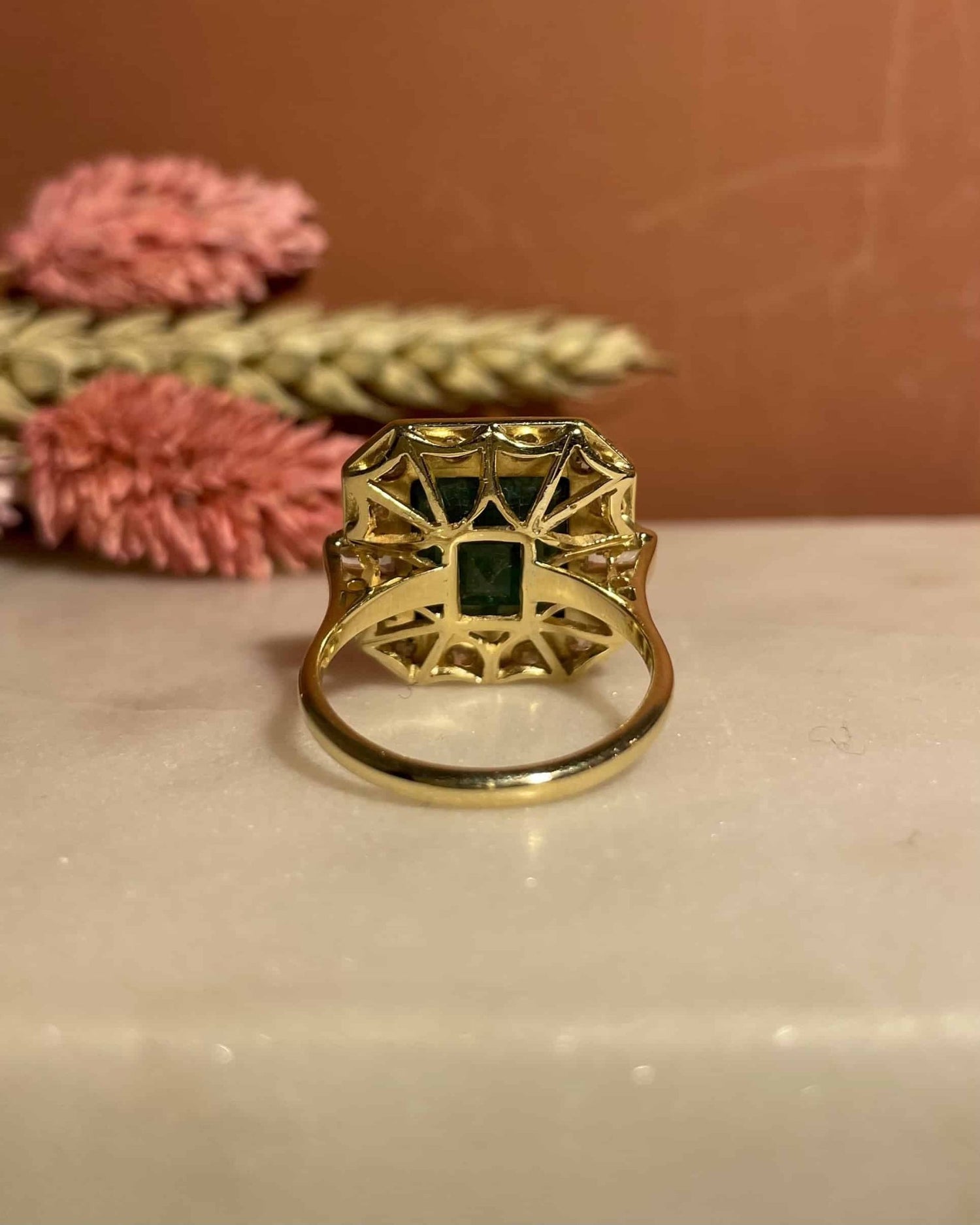 Bague Style Art - Déco Émeraude 4.70 carats & 14 Diamants"Isamélia" - Elliade Paris