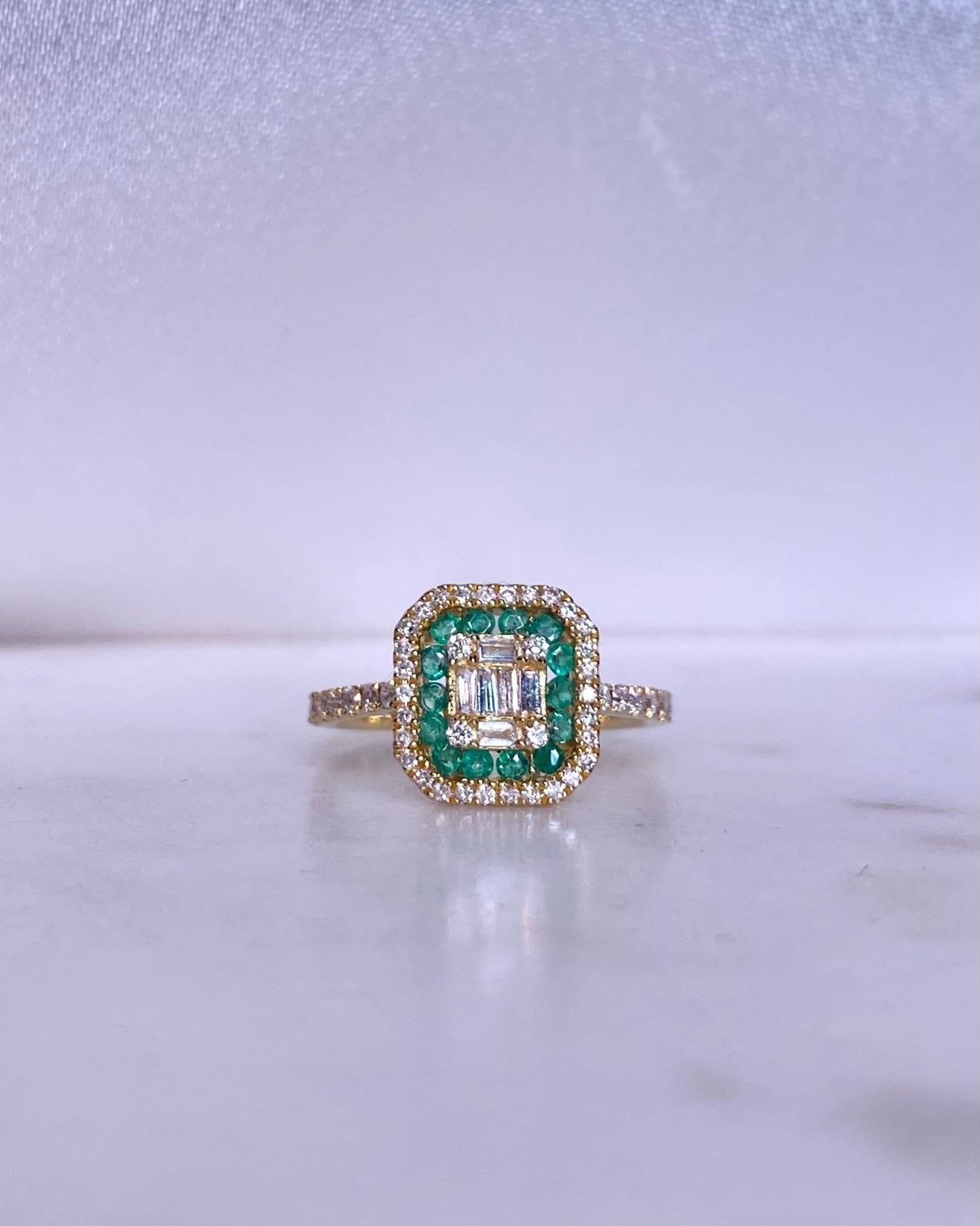Bague Style Art - Déco Émeraudes 0.56 carat & 40 Diamants “Apolline” - Elliade Paris