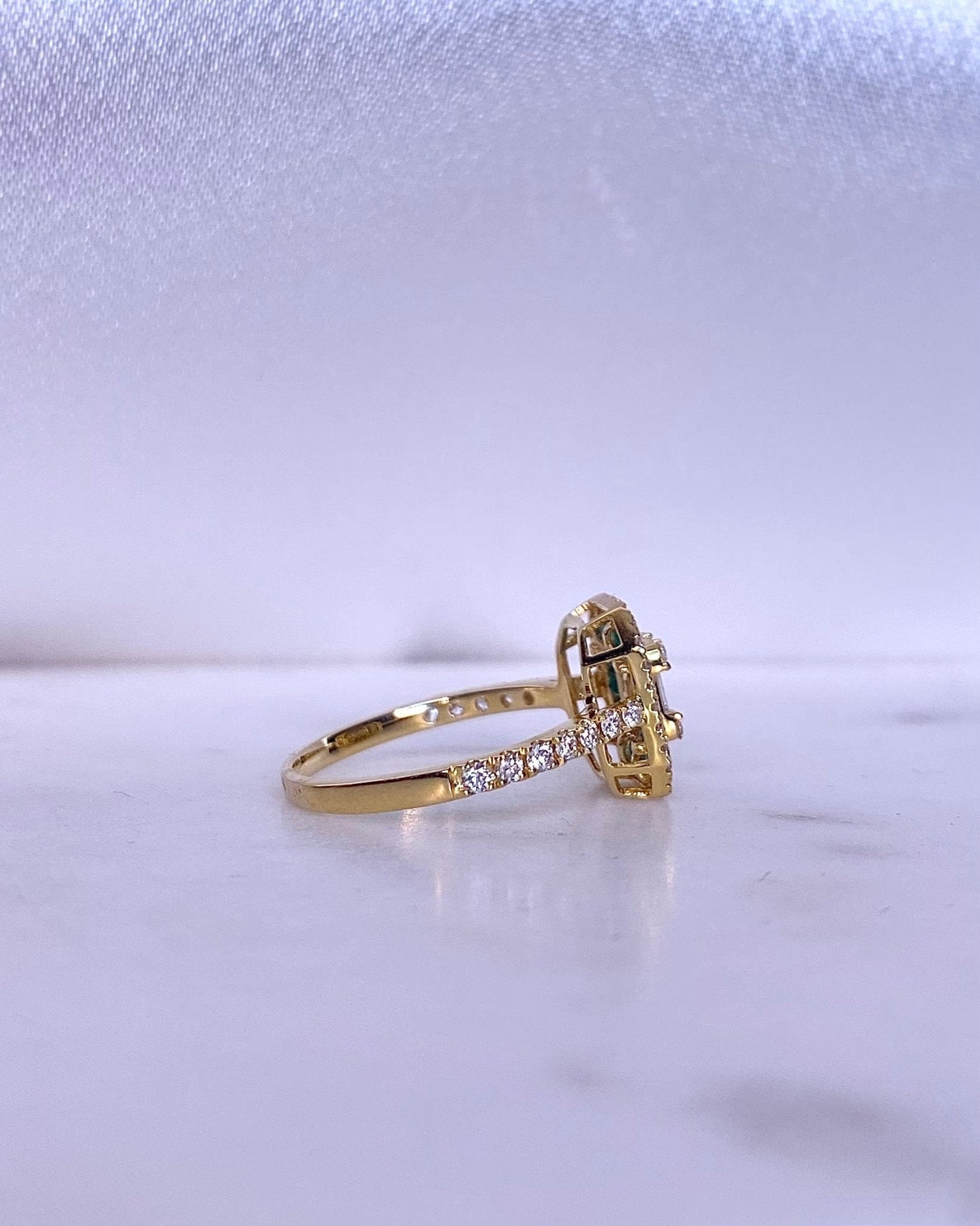 Bague Style Art - Déco Émeraudes 0.56 carat & 40 Diamants “Apolline” - Elliade Paris