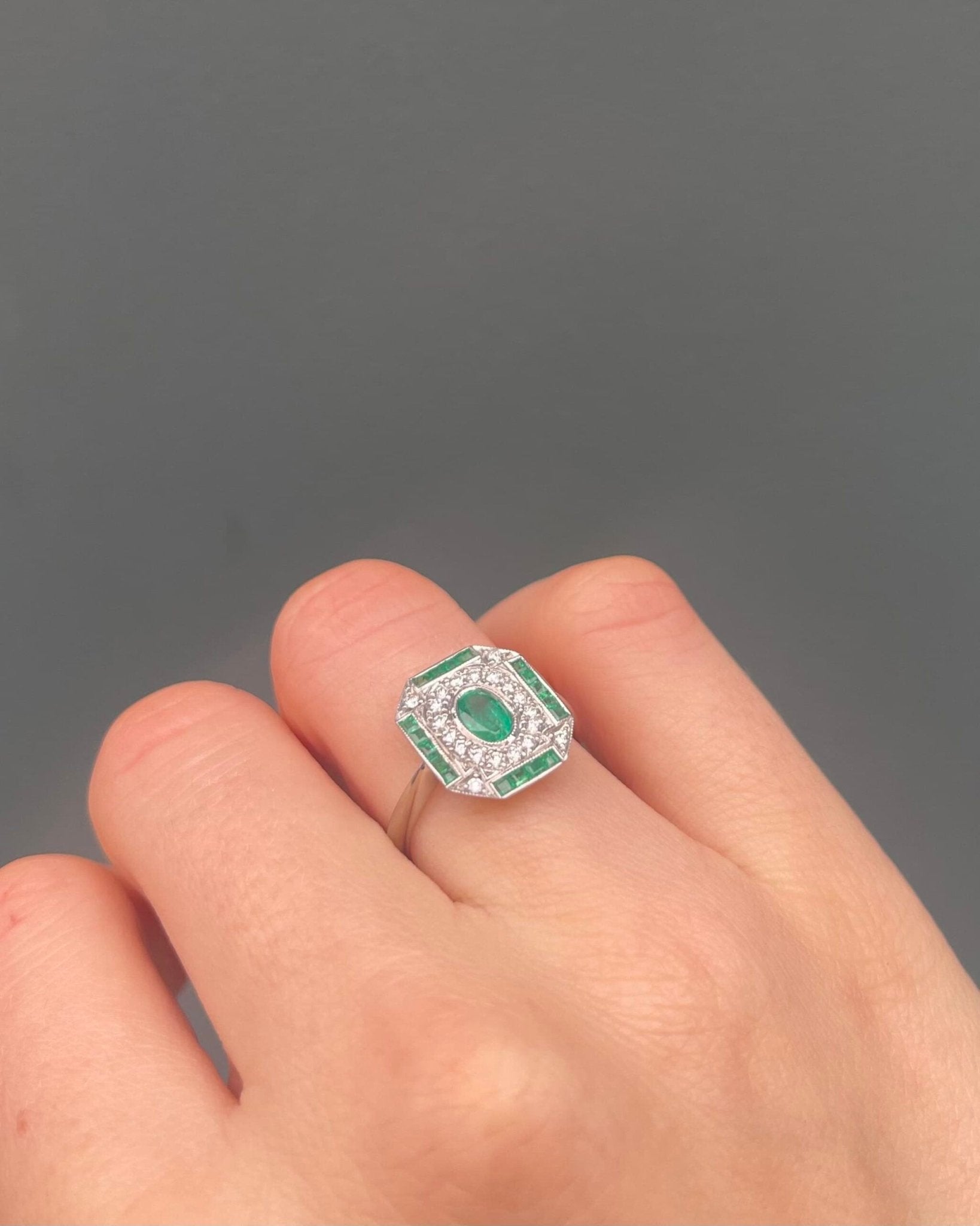 Bague style Art - déco Émeraudes 0.68 carat et Diamants "Adaya" - Elliade Paris
