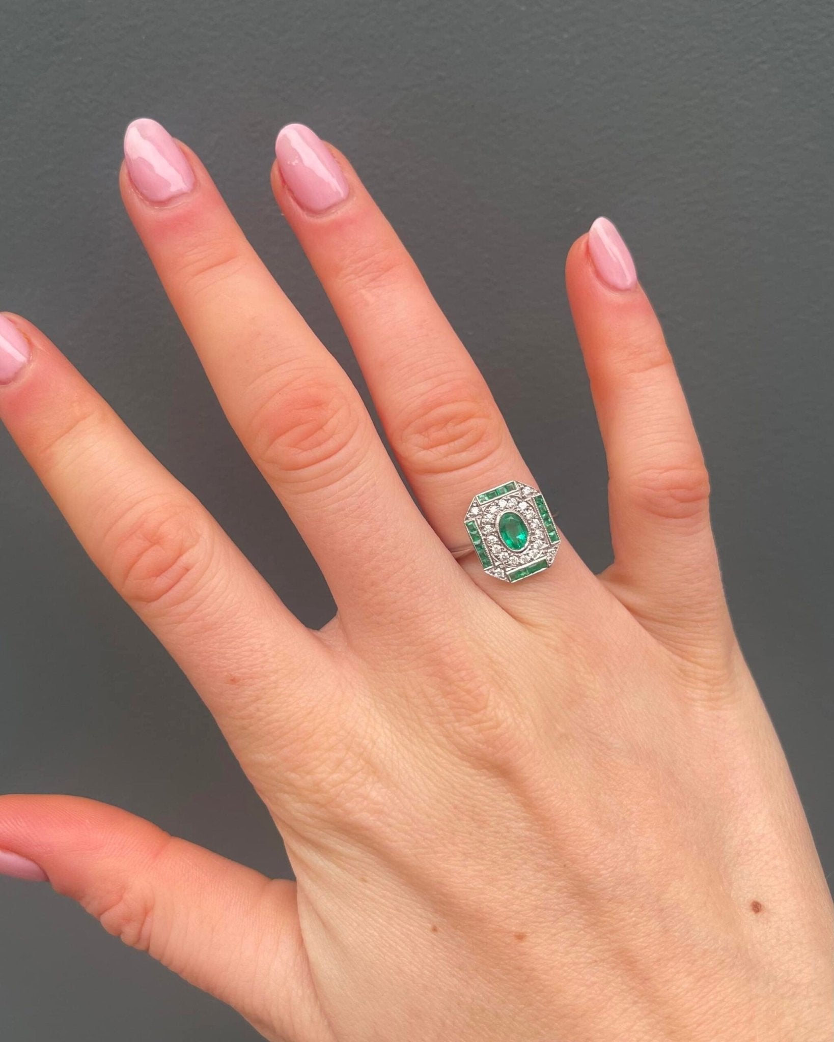 Bague style Art - déco Émeraudes 0.68 carat et Diamants "Adaya" - Elliade Paris