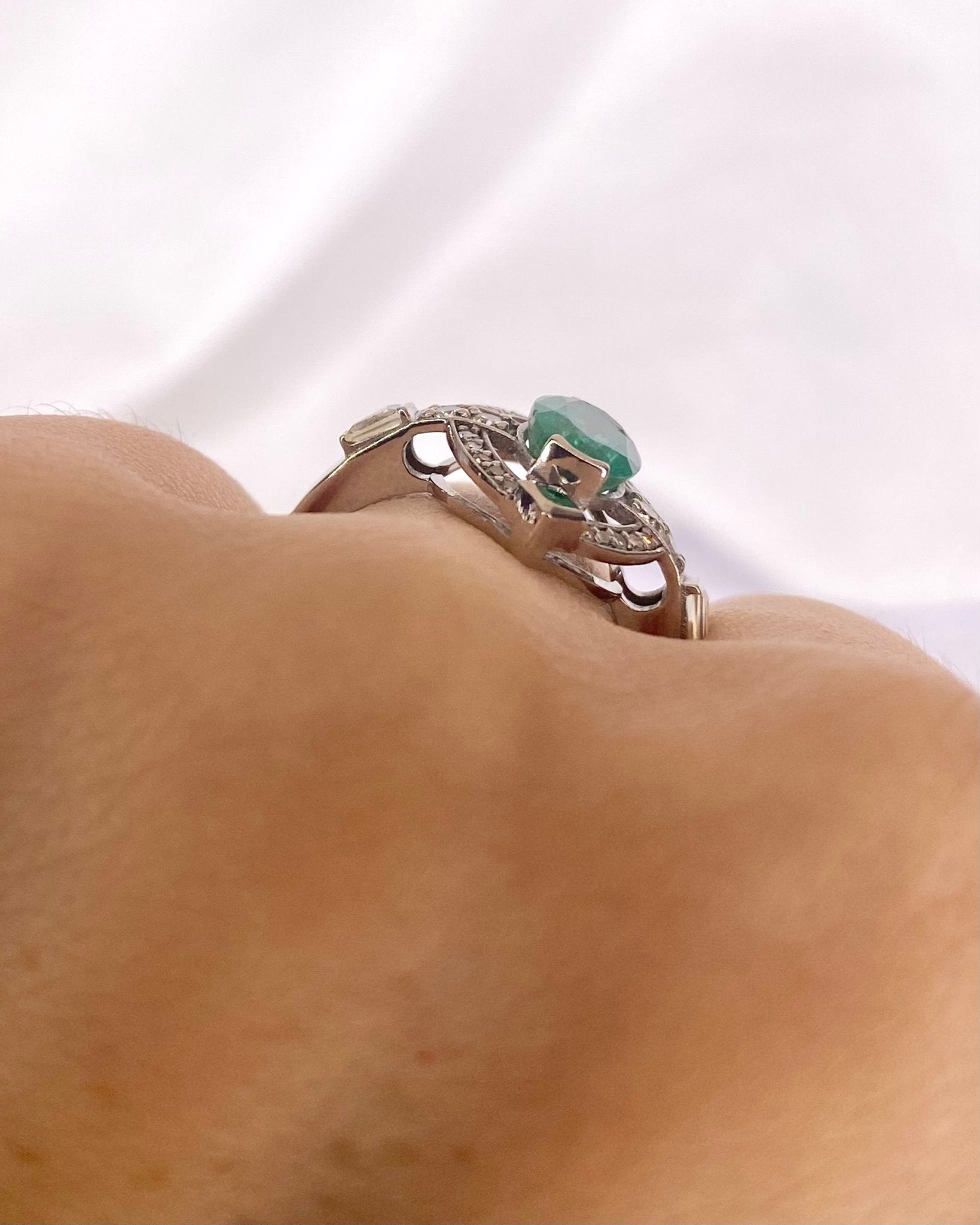 Bague Style Art Déco Émeraudes 1.64 carat & Diamants 0.34 carat "Valentine" - Elliade Paris