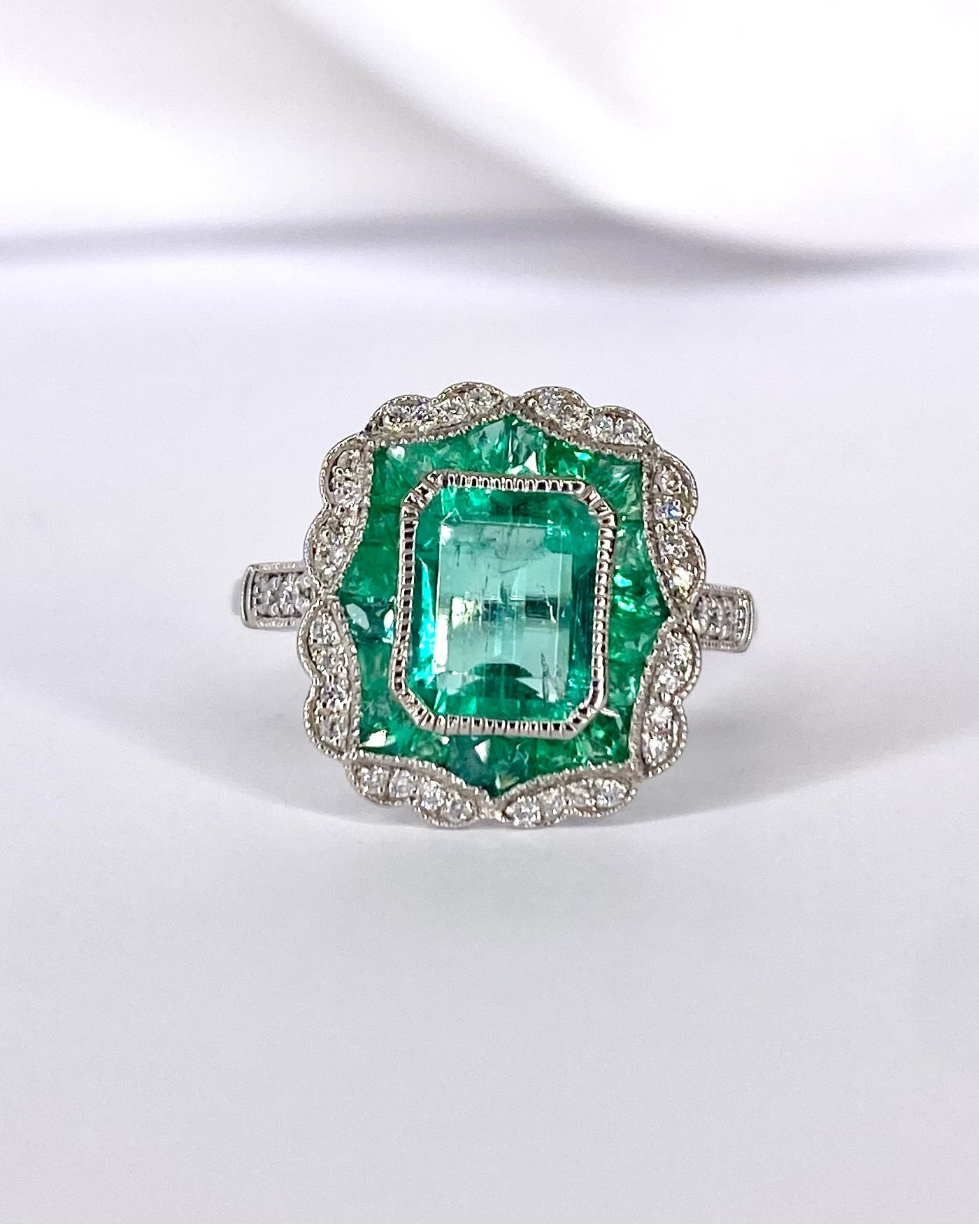 Bague Style Art Déco Emeraudes 1.66 carat & 38 Diamants "Eugénie" - Elliade Paris