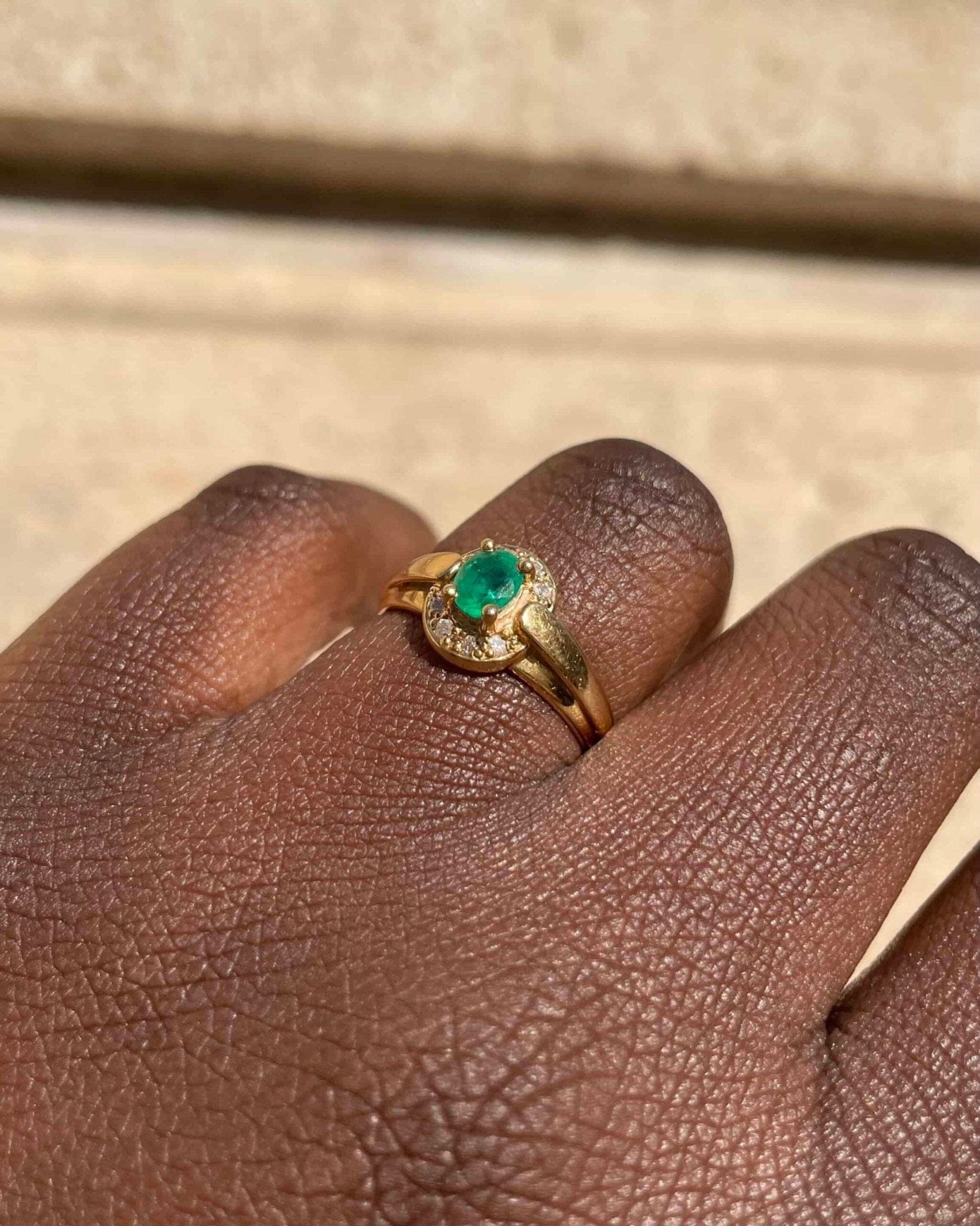 Bague Style Art - Déco Jonc Émeraude et Diamants "Aloïse" - Elliade Paris