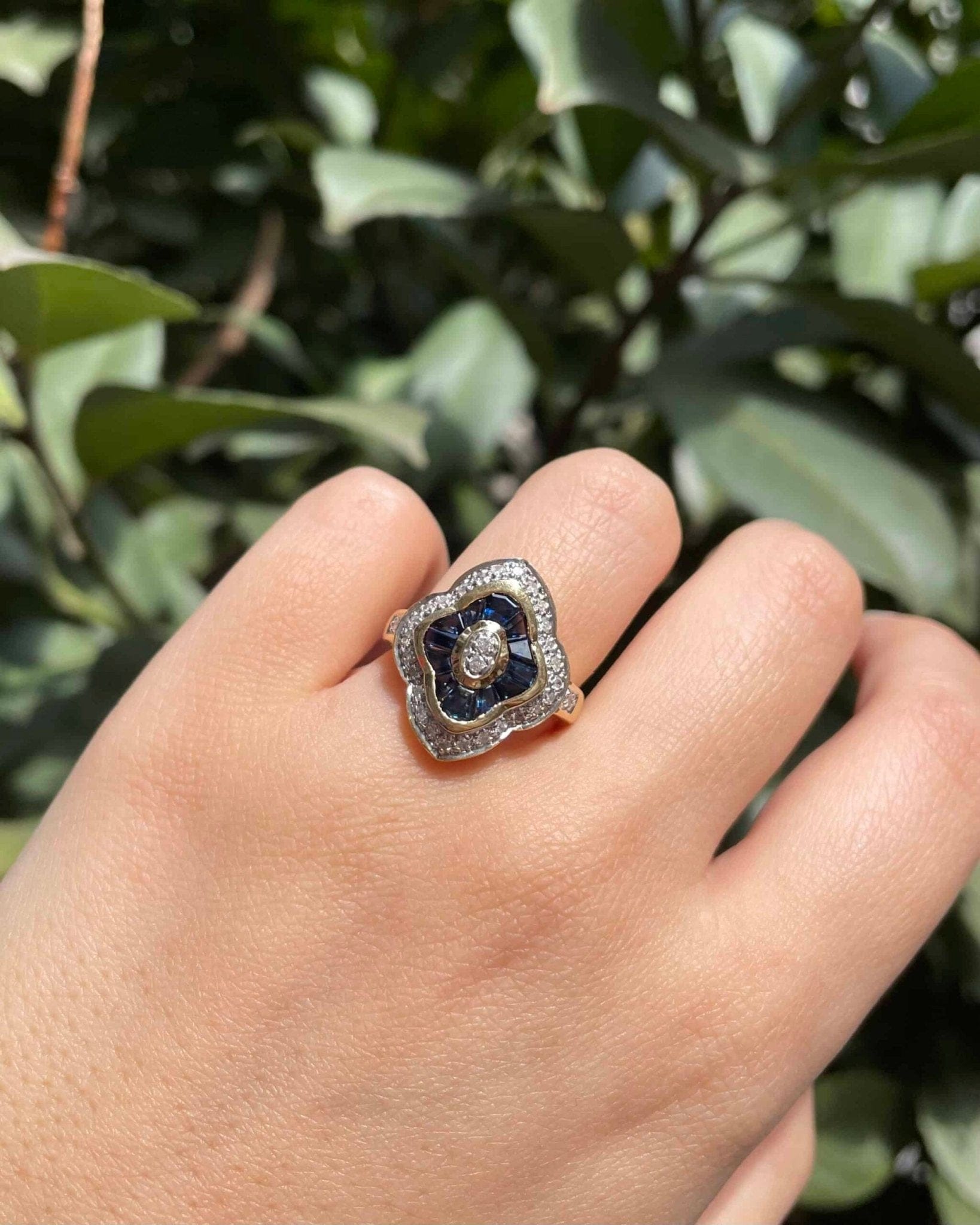 Bague Style Art - déco Jupon Saphirs 0.80 carat & Diamants "Briana" - Elliade Paris