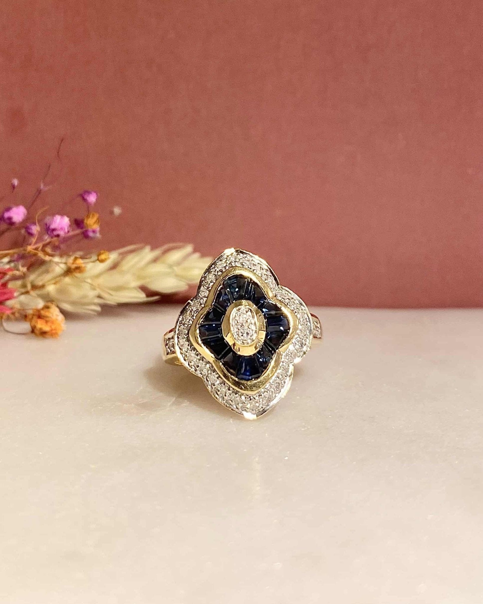 Bague Style Art - déco Jupon Saphirs 0.80 carat & Diamants "Briana" - Elliade Paris