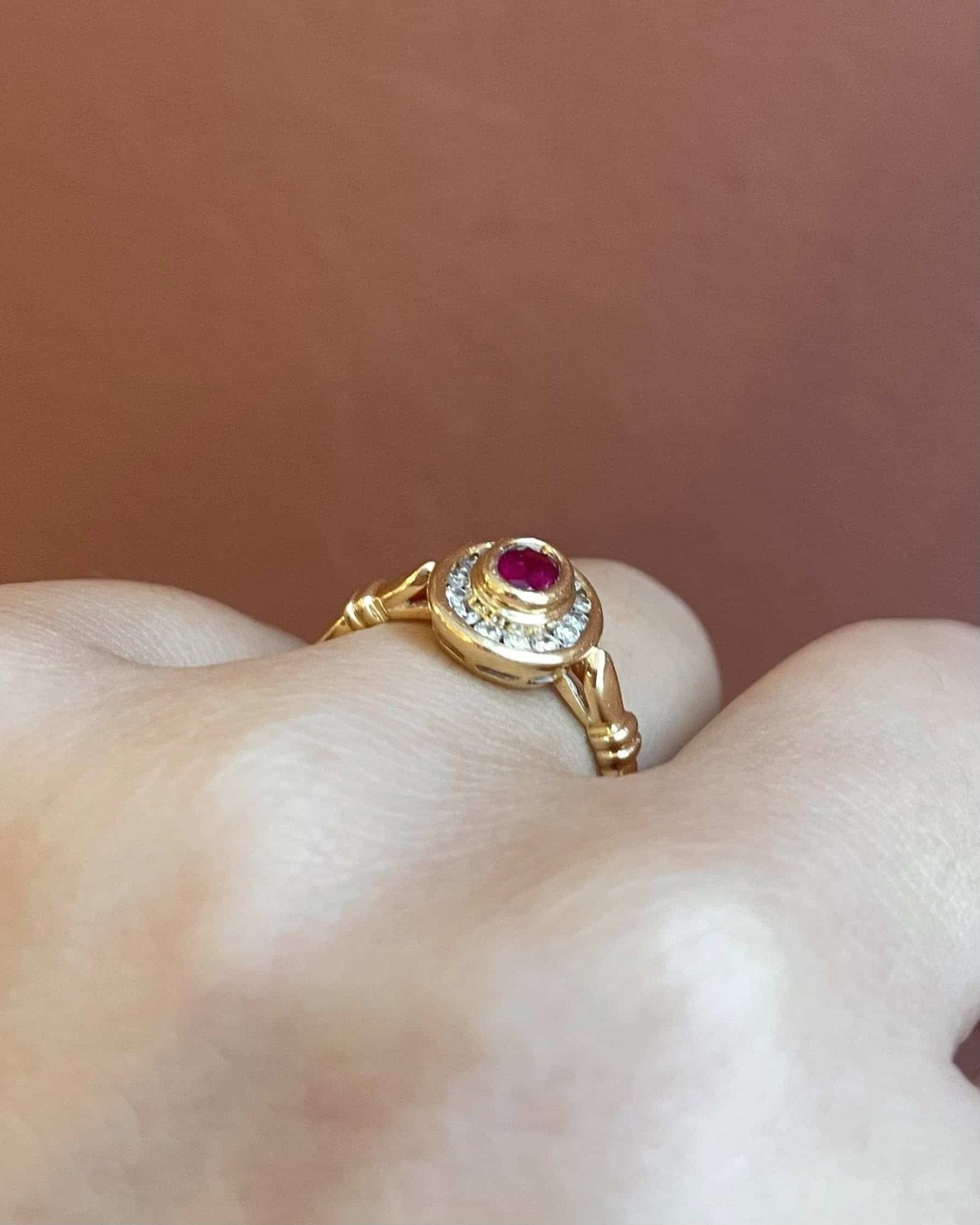 Bague Style Art - Déco Rubis 0.35 carat et Diamants "Carly" - Elliade Paris