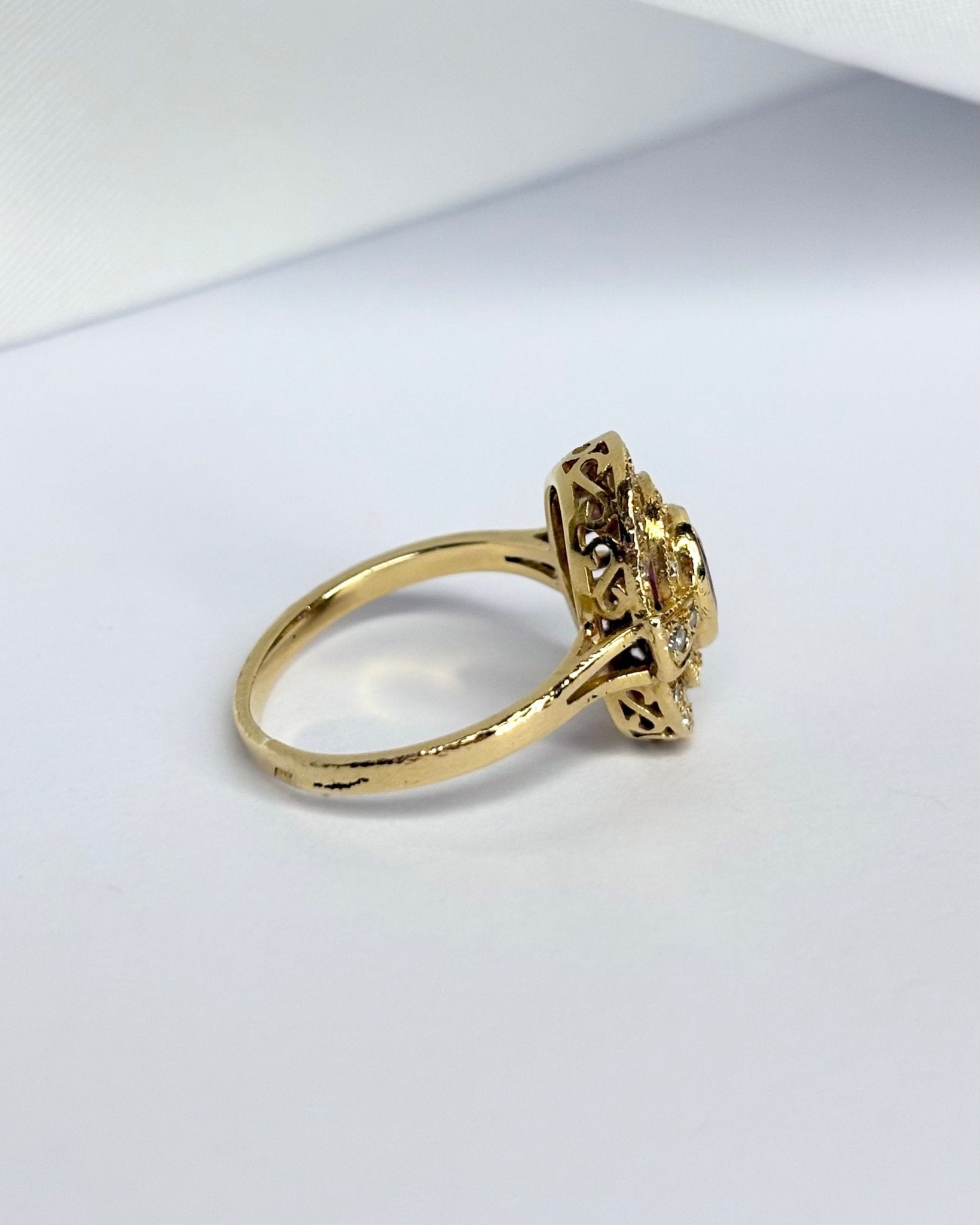 Bague Style Art Déco Rubis 0.40 carat & 28 Diamants "Kimy" - Elliade Paris