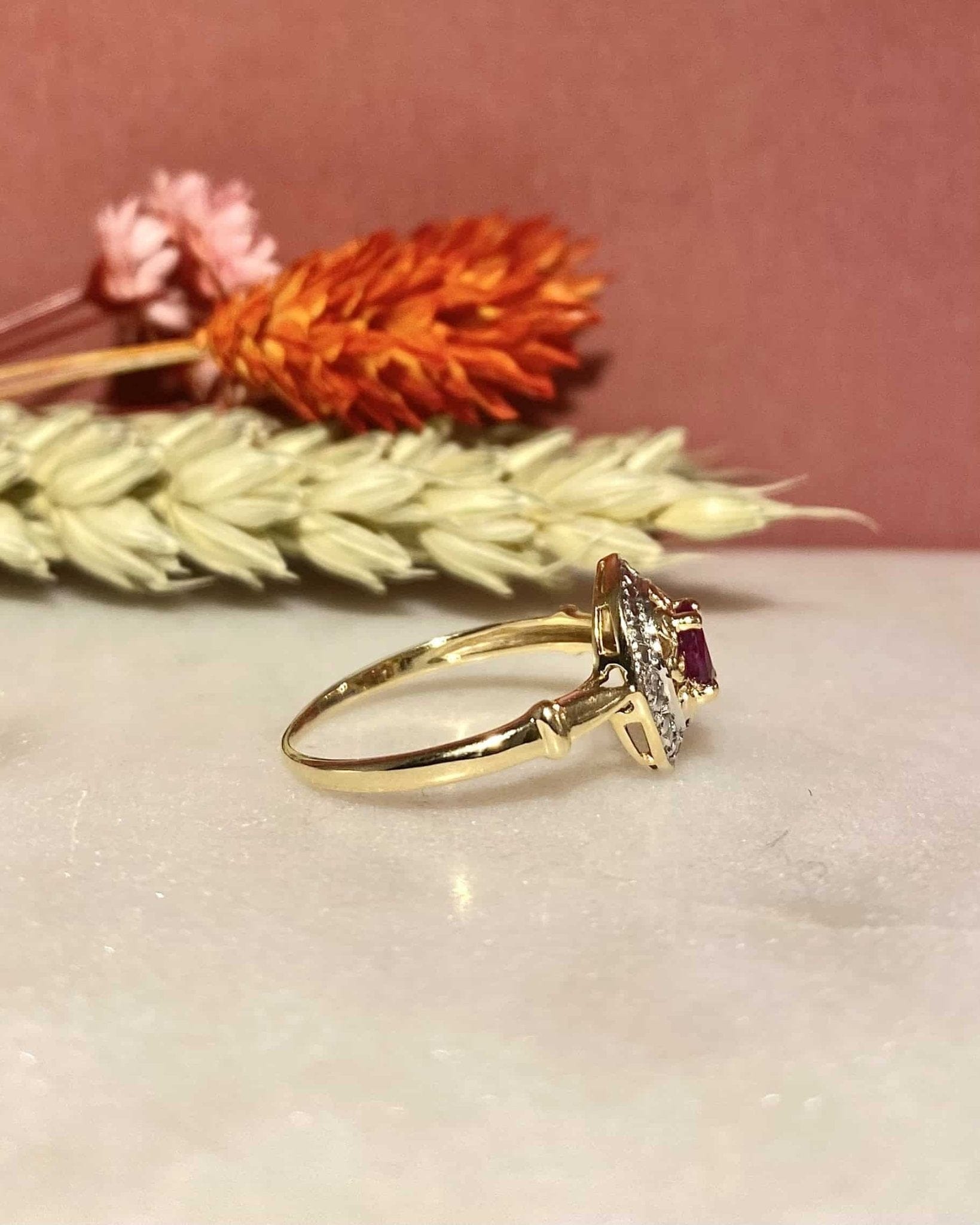Bague Style Art - Déco Rubis 0.55 et Diamants "Carla" - Elliade Paris