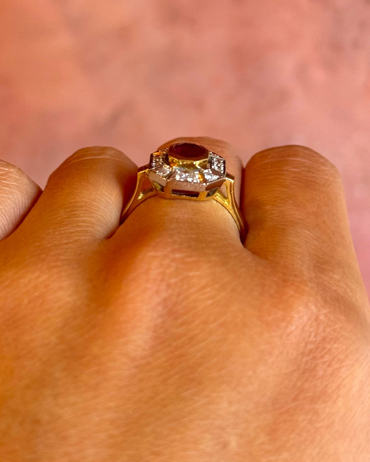 Bague Style Art-Déco Rubis 0.85 carat & Diamants 0.48 carat 5,43g "Maya" - Elliade Paris