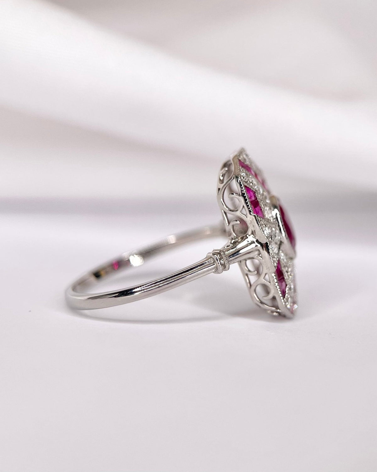 Bague Style Art-Déco Rubis Birman 1.41 carat & Diamants 0.27 carat "Genevieve" - Elliade Paris