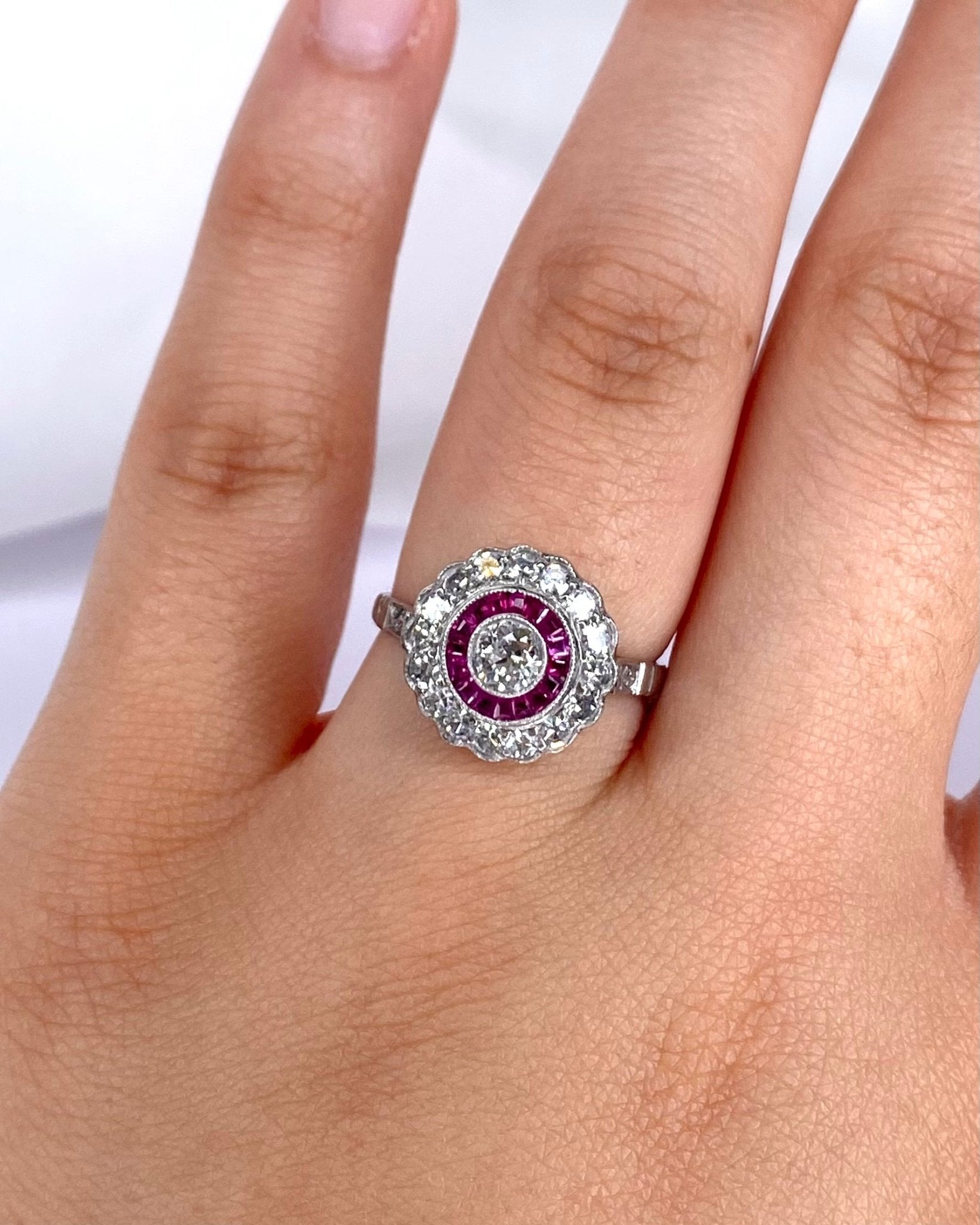 Bague Style Art - Déco Rubis, Diamants 0.86 carat & Platine 4.56g "Diem" - Elliade Paris