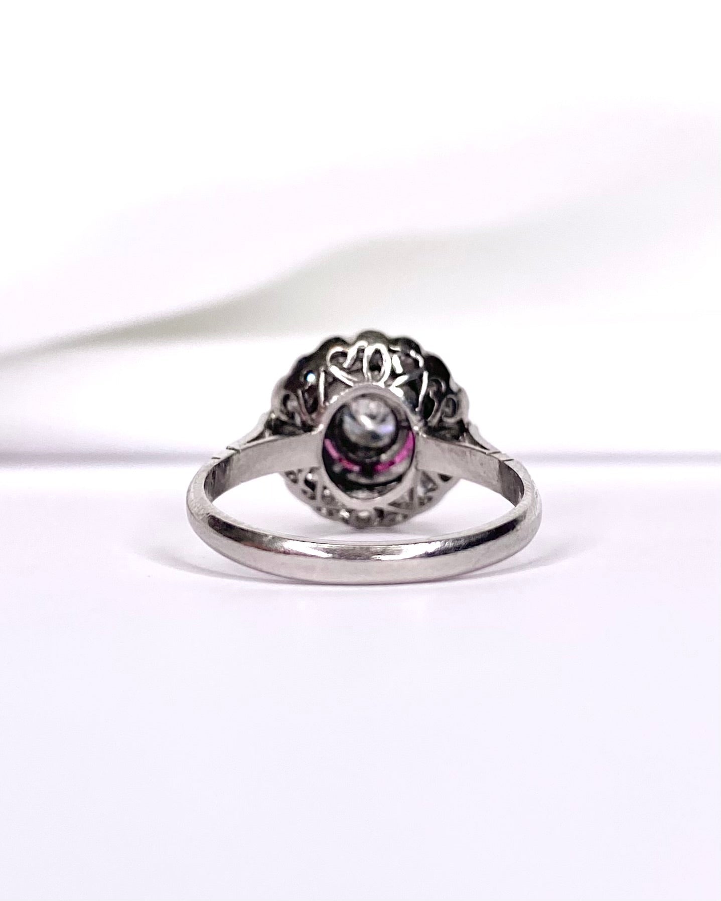Bague Style Art - Déco Rubis, Diamants 0.86 carat & Platine 4.56g "Diem" - Elliade Paris