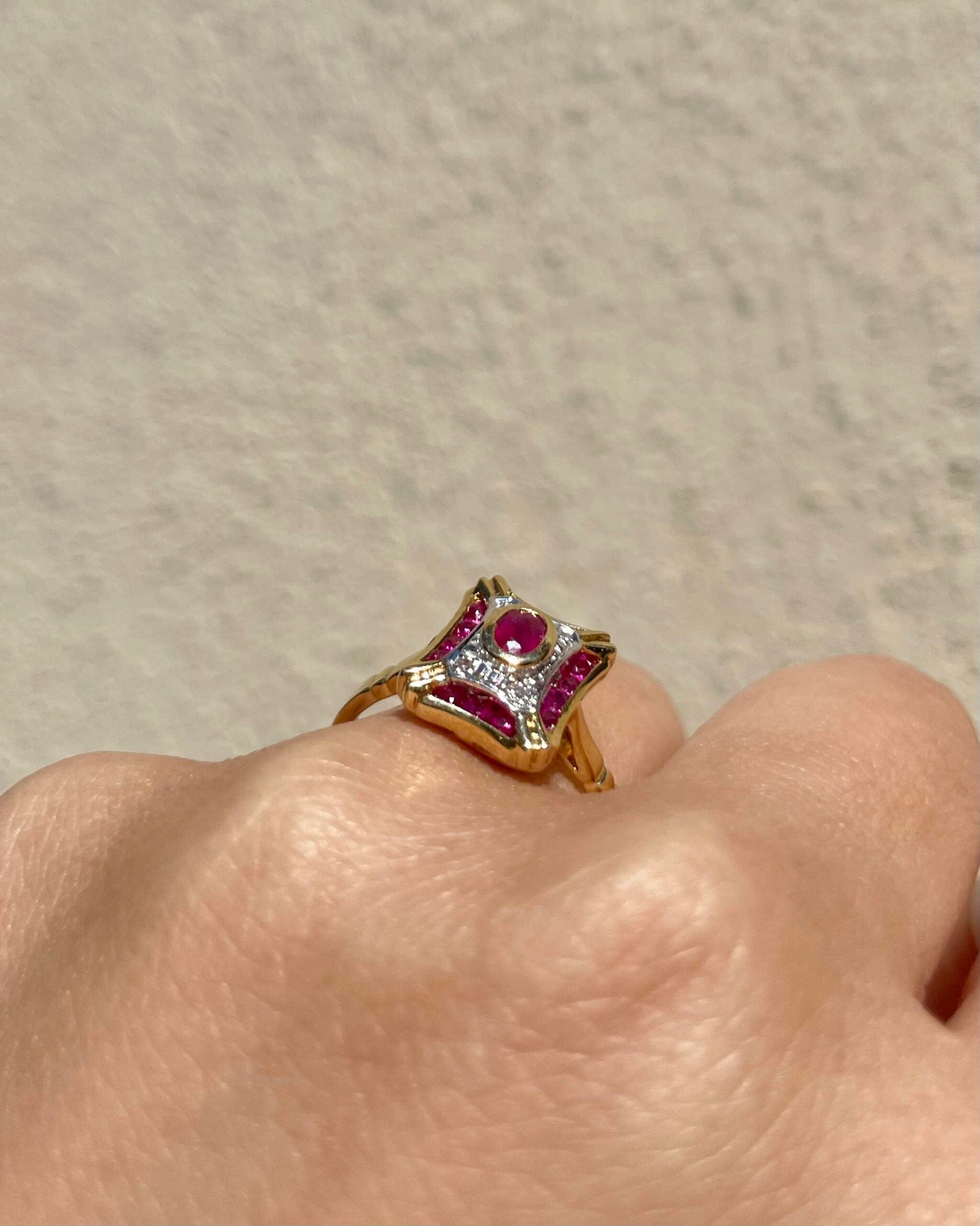 Anillo de rubí y diamantes estilo art déco "Ollie"