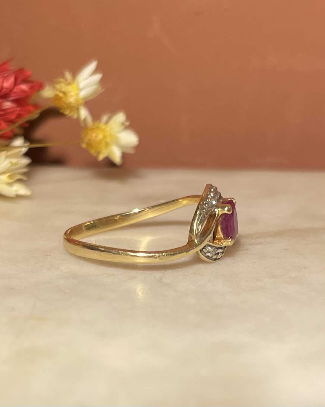 Bague style Art - déco Rubis et 6 Diamants "Everette" - Elliade Paris