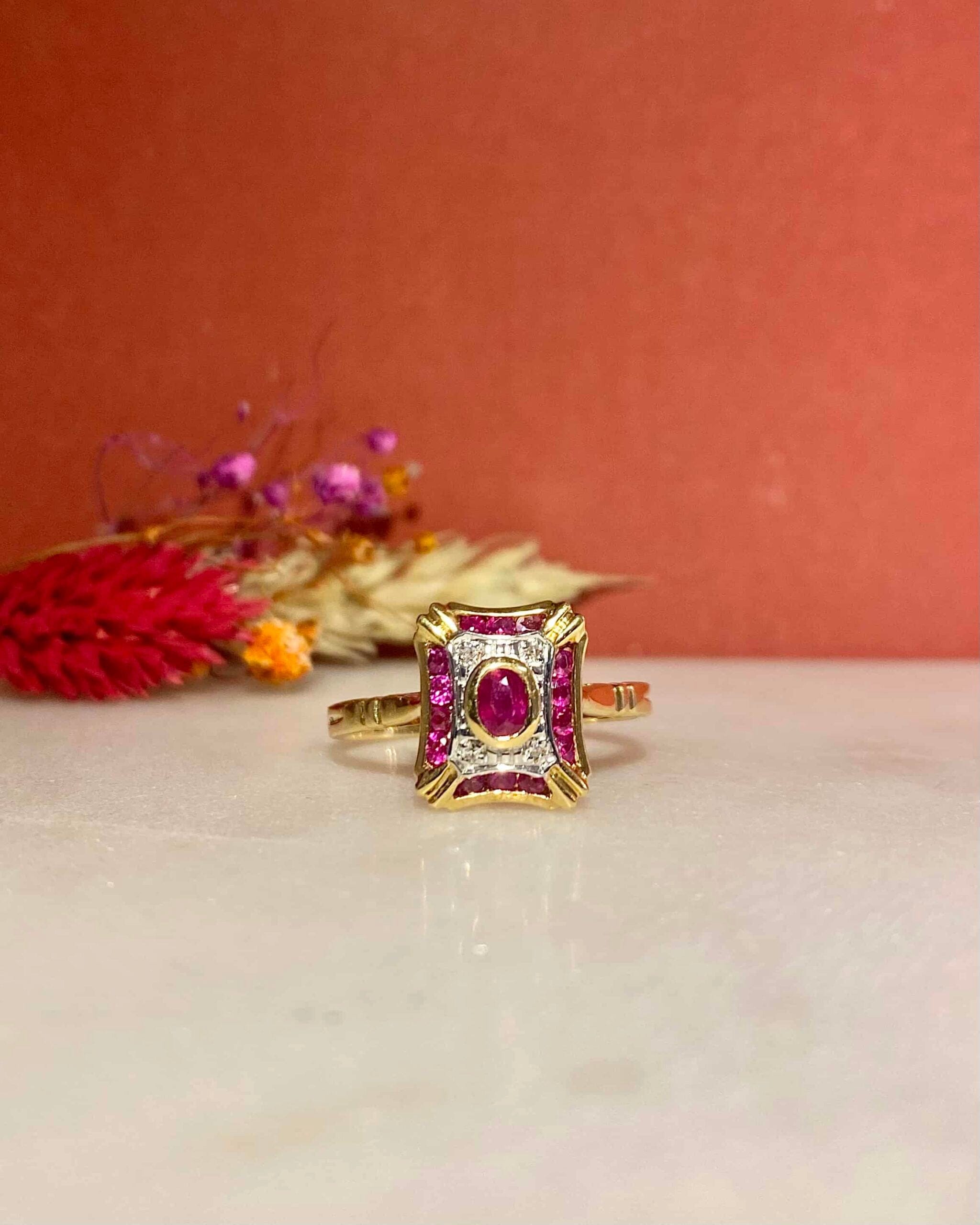 Anillo de rubí y diamantes estilo art déco "Ollie"