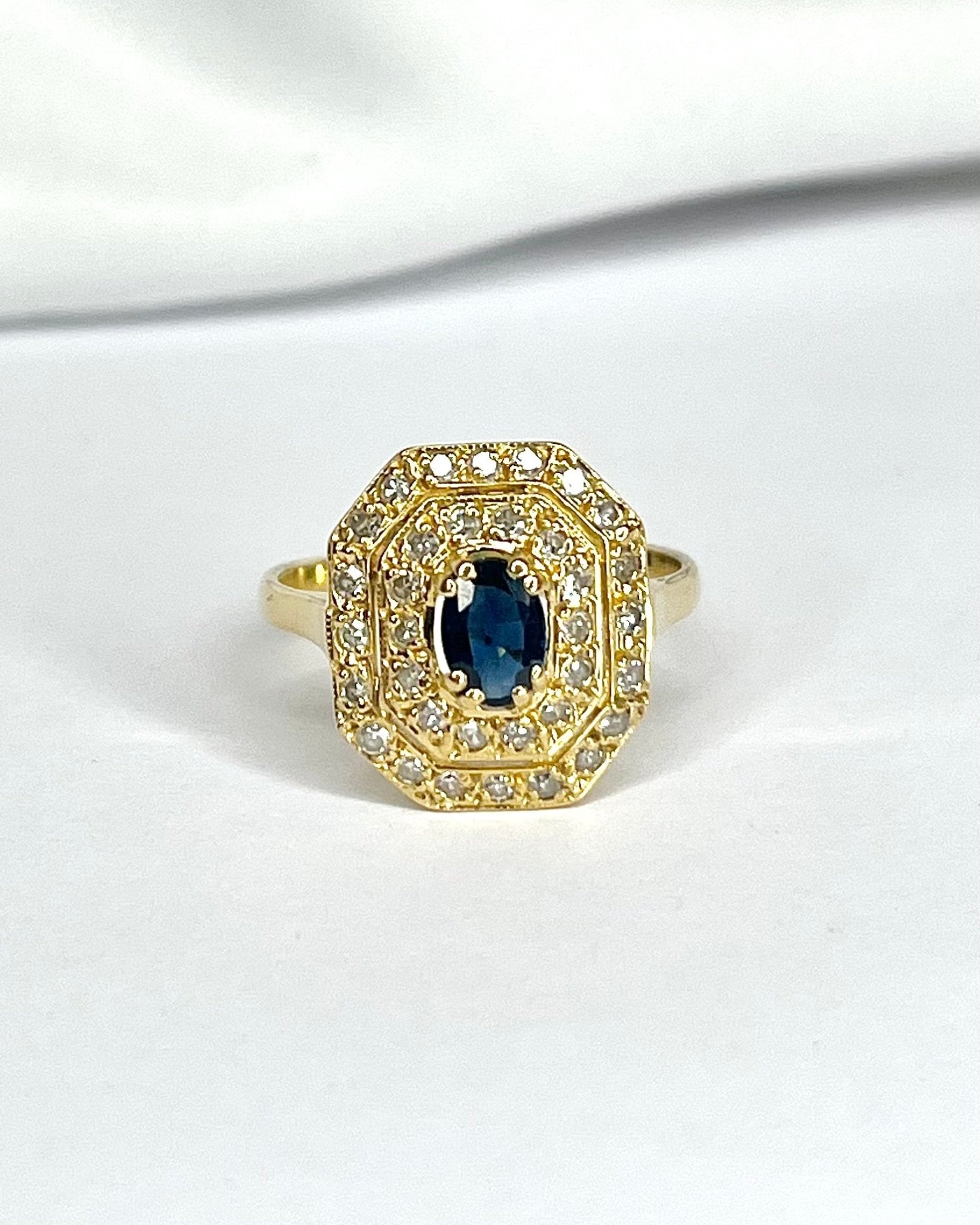 Bague Style Art - Déco Saphir 0.51 carat & Diamants 0.34 carat "Rita" - Elliade Paris
