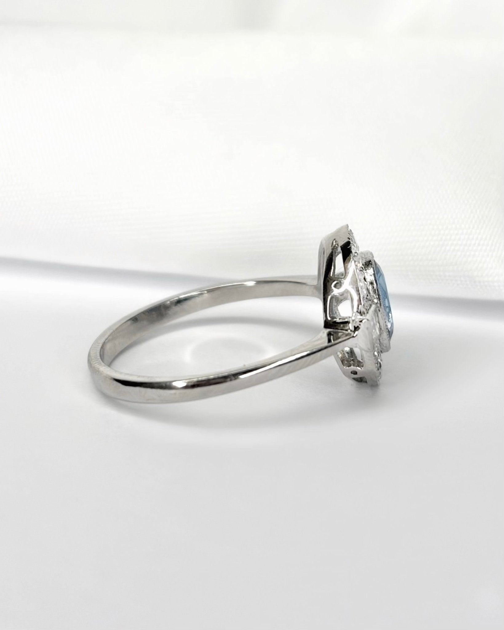 Bague Style Art - Déco Saphir 0.72 carat & Diamants 0.24 carat "Rebecca" - Elliade Paris