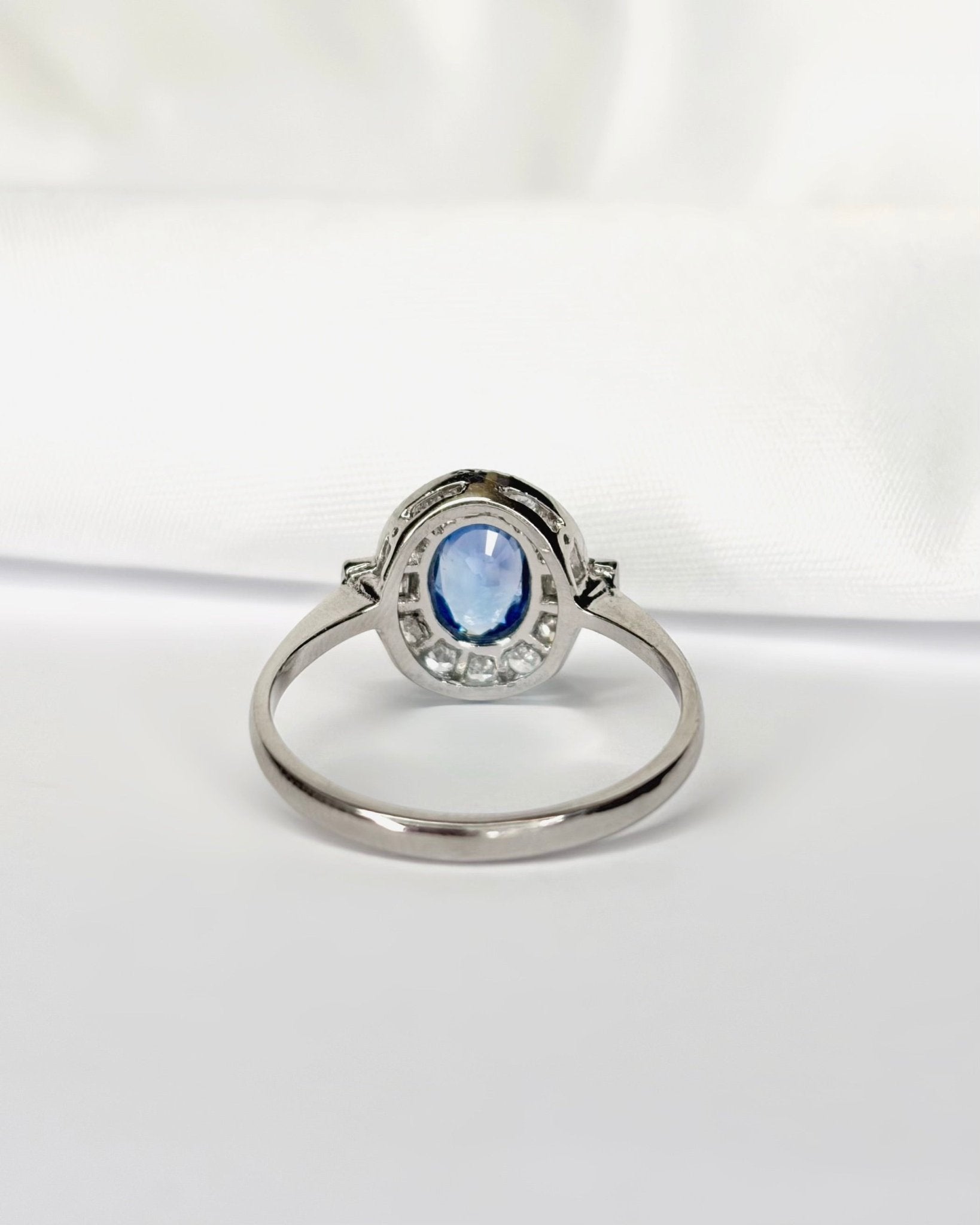 Bague Style Art - Déco Saphir 0.72 carat & Diamants 0.24 carat "Rebecca" - Elliade Paris