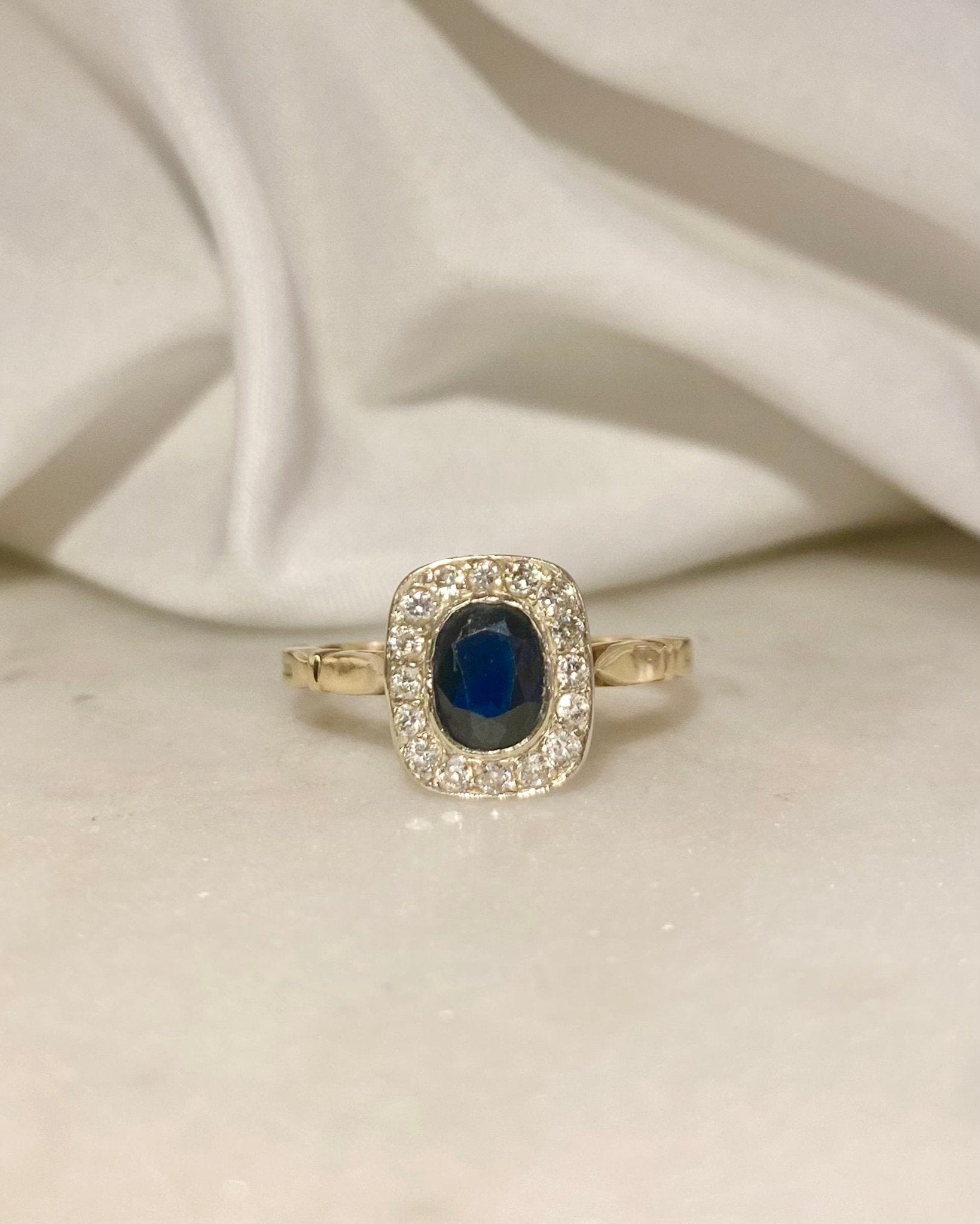 Bague style Art - Déco Saphir 0.75 carat & Diamants "Séraphine" - Elliade Paris