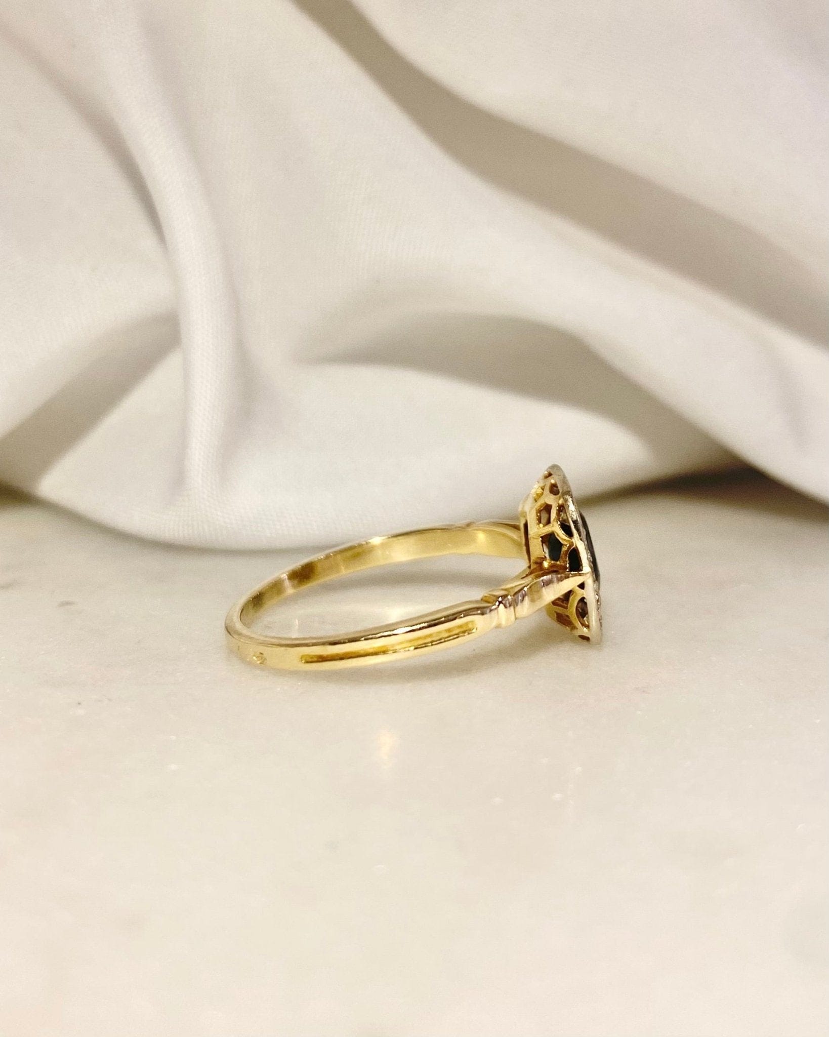 Bague style Art - Déco Saphir 0.75 carat & Diamants "Séraphine" - Elliade Paris