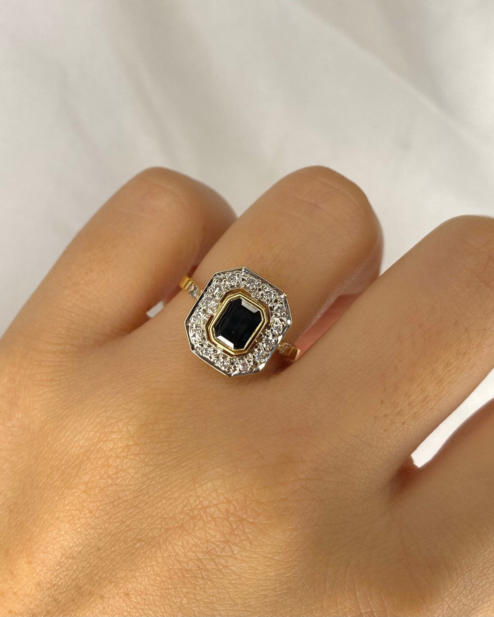 Bague Style Art Déco Saphir 0.85 carat & 16 Diamants "Inès" - Elliade Paris