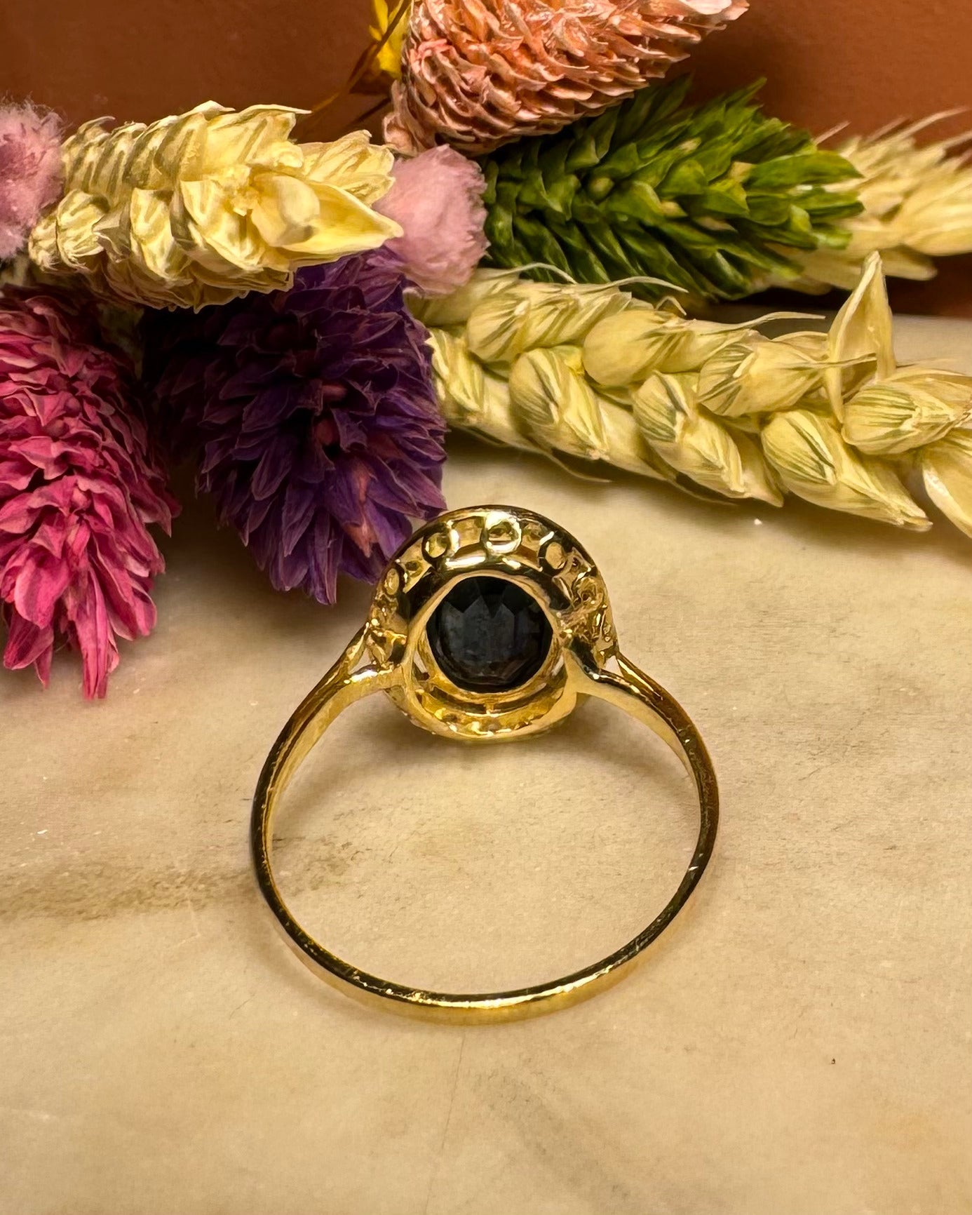 Bague Style Art - déco Saphir 1.15 carat & Diamants "Bellami" - Elliade Paris