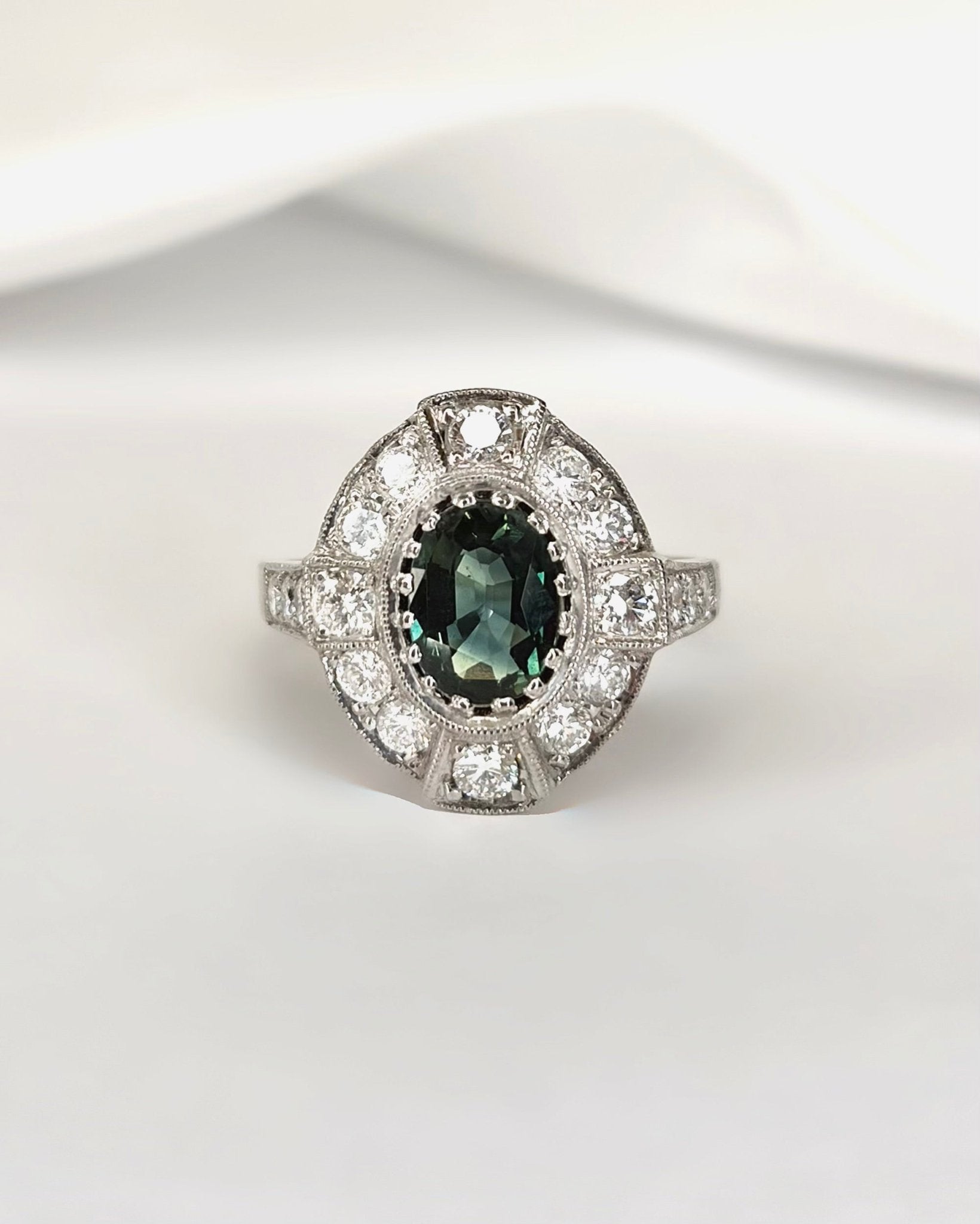 Bague Style Art - Déco Saphir 1.60 carat & Diamants 0.84 carat 4.48g "Léopoldine" - Elliade Paris