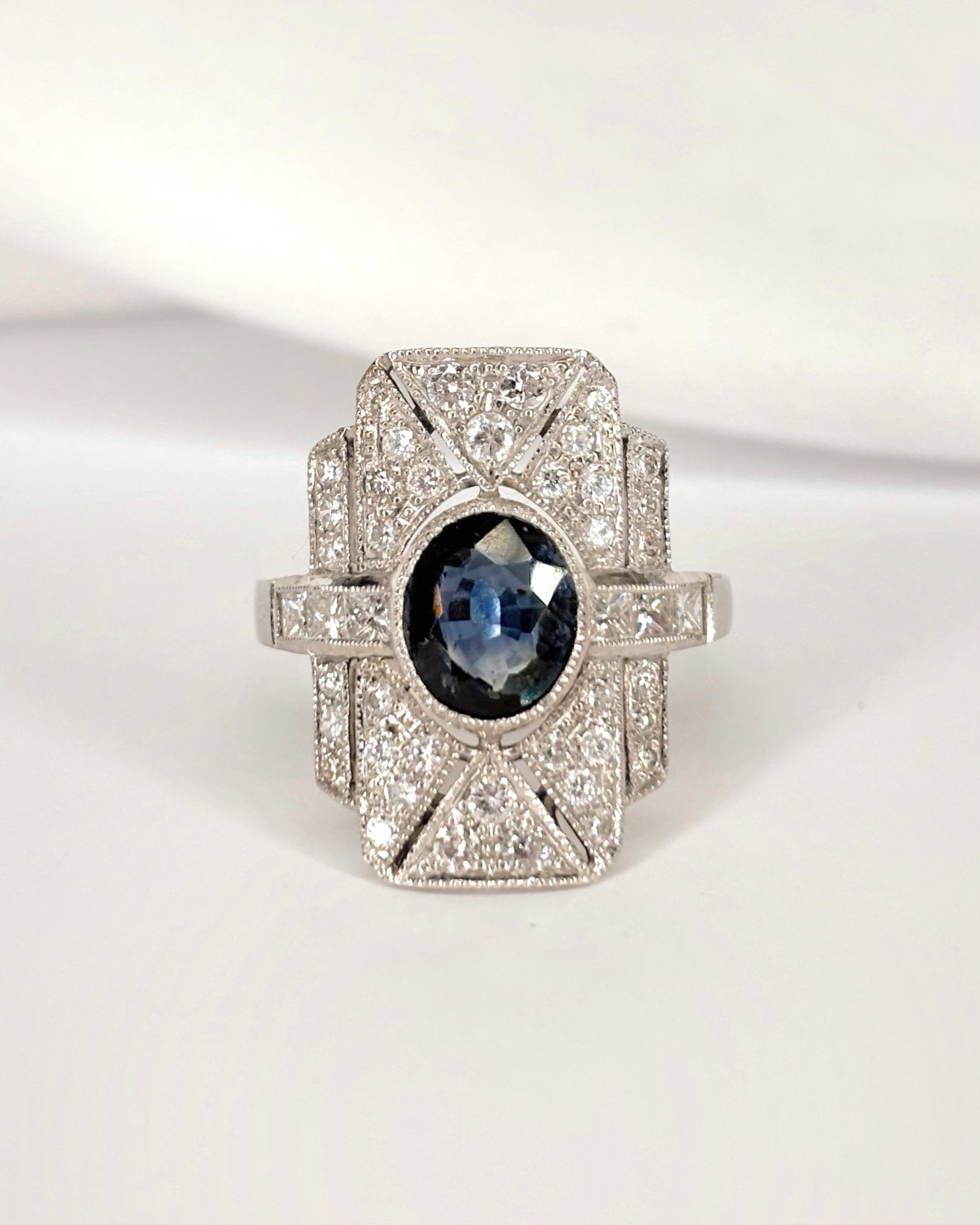 Bague Style Art Déco Saphir 1.76 carat & Diamants 1 carat "Romane" - Elliade Paris