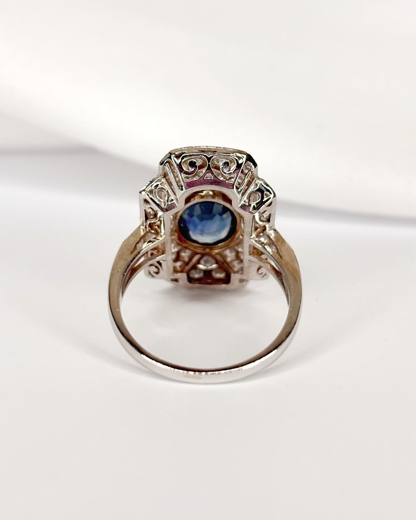 Bague Style Art Déco Saphir 1.76 carat & Diamants 1 carat "Romane" - Elliade Paris