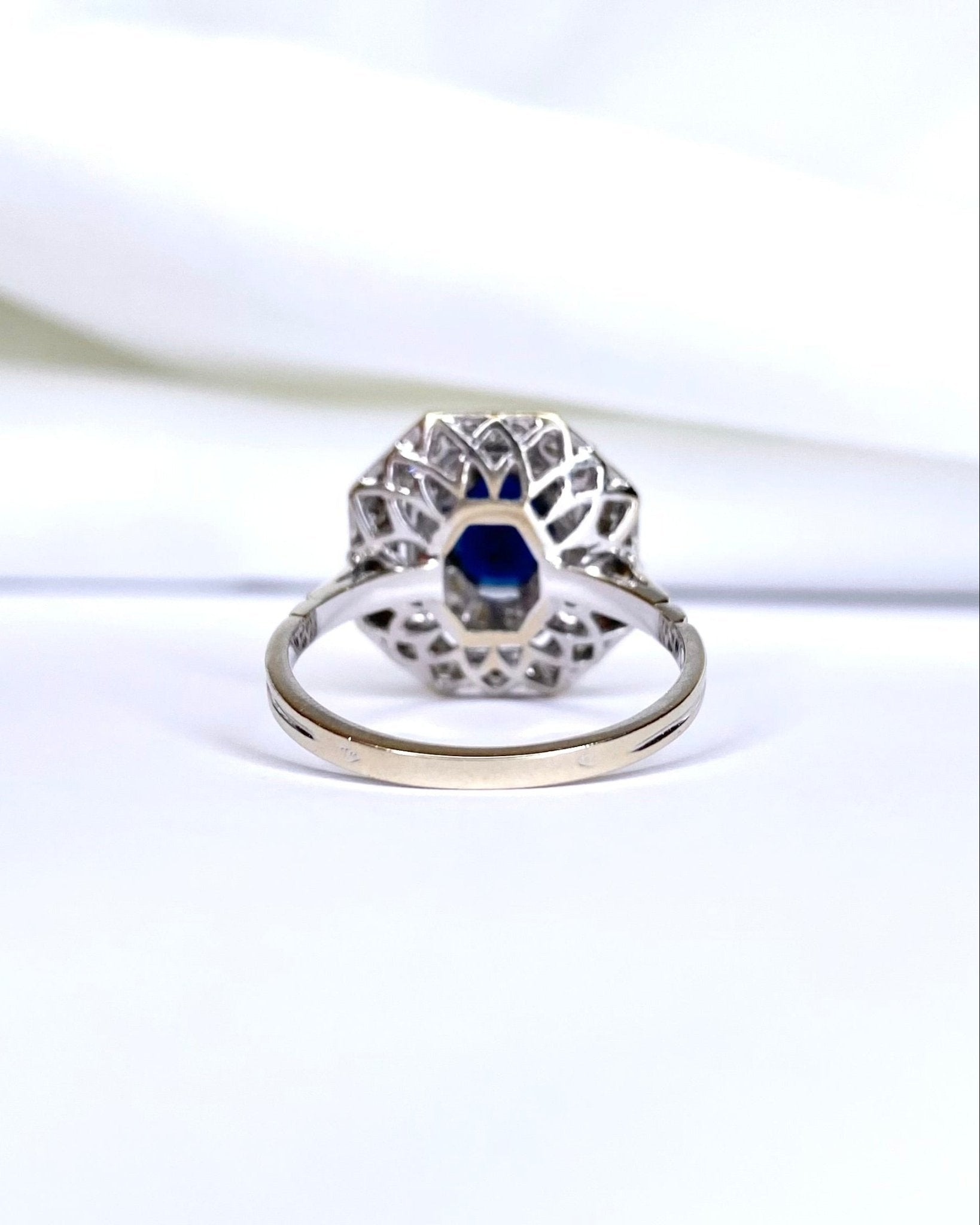 Bague Style Art Déco Saphir 2 carats & Diamants 0.44 carat "Samia" - Elliade Paris