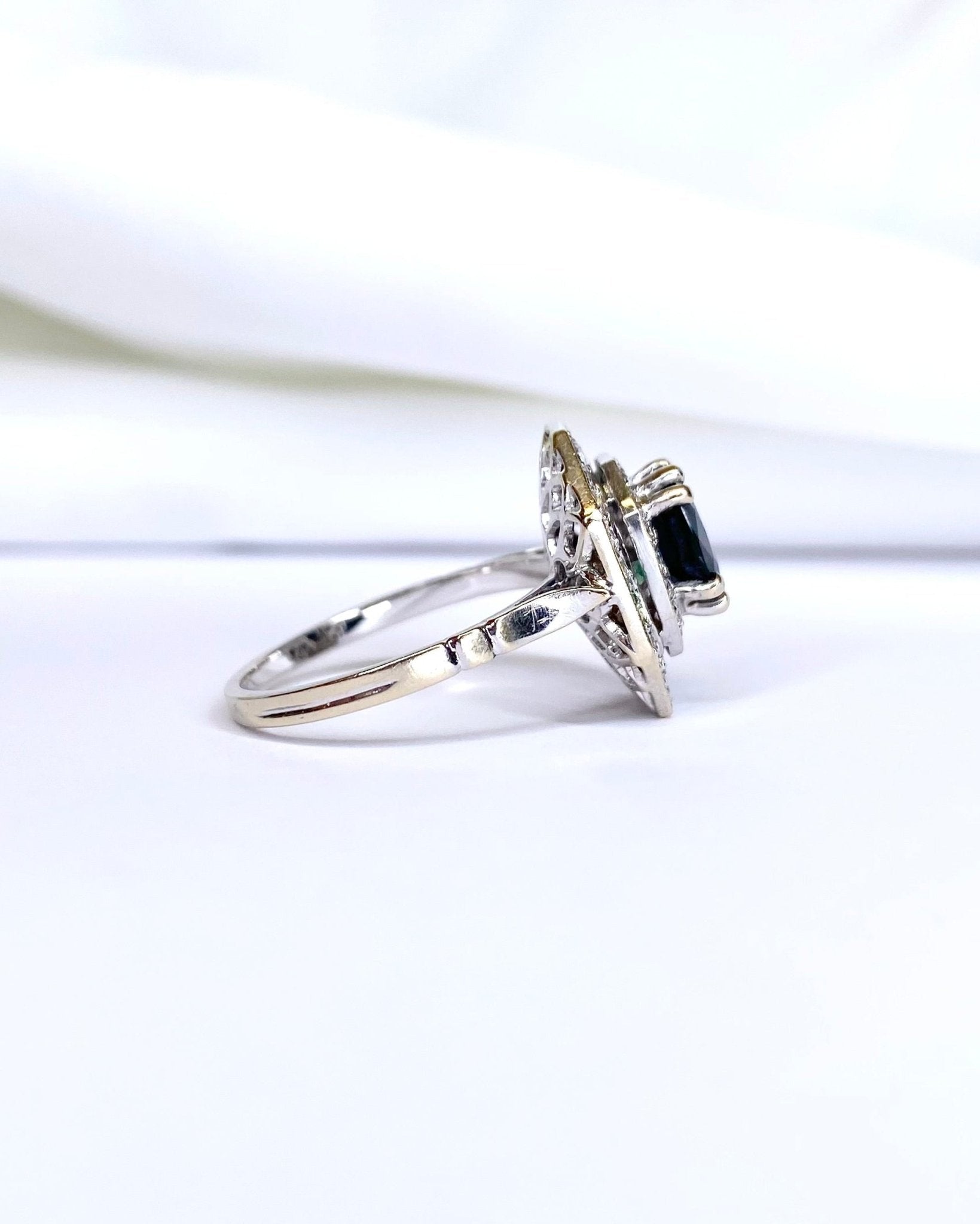 Bague Style Art Déco Saphir 2 carats & Diamants 0.44 carat "Samia" - Elliade Paris