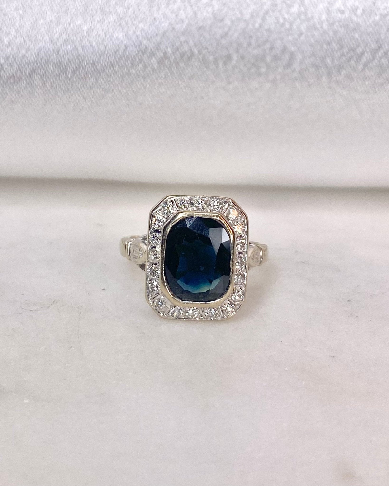 Bague style Art - Déco Saphir 2.90 carats & 20 Diamants "Pamias" - Elliade Paris